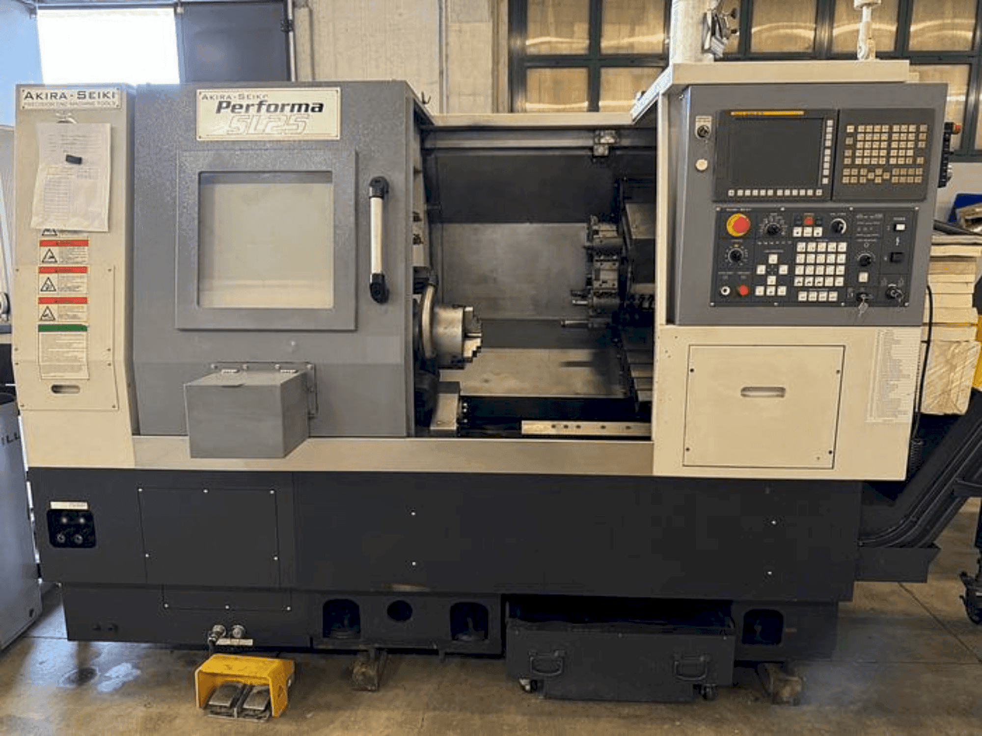 Makine Akira Seiki Performa SL25 - Önden görünüm