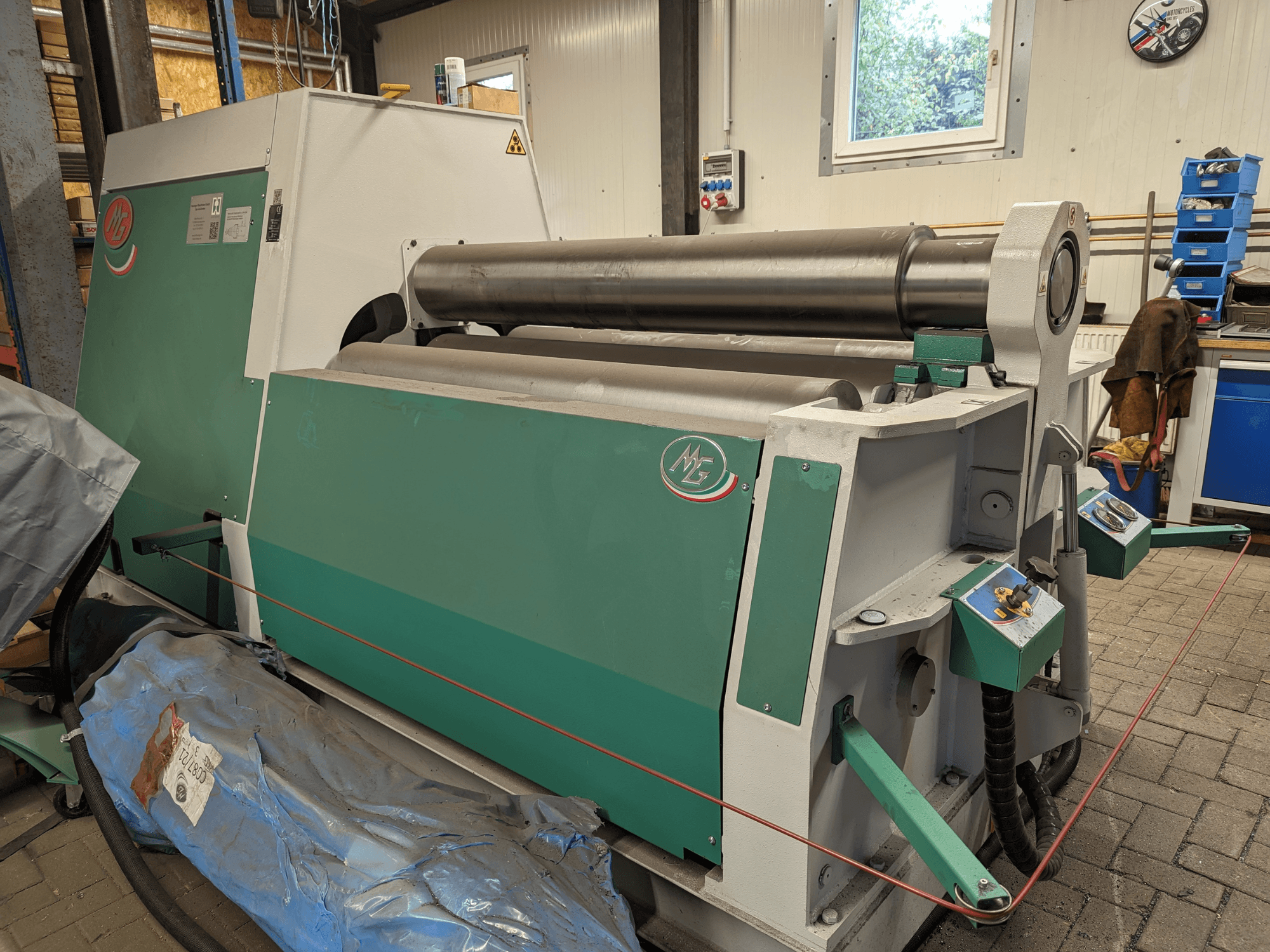 MG Rulo Bükme Makinesi Model MG4R1520C, yeşil ve gri, üç metal rulo ve kontrol panellerini gösteren yandan görünüm.