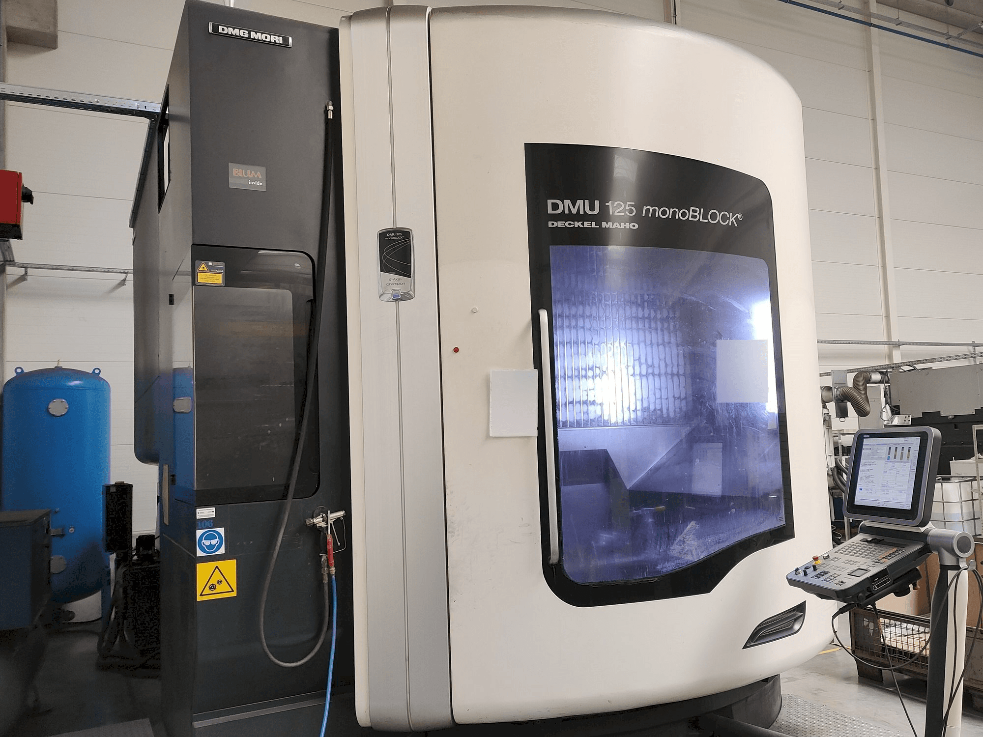 Makine DMG MORI DMU125 monoBLOCK - Önden görünüm