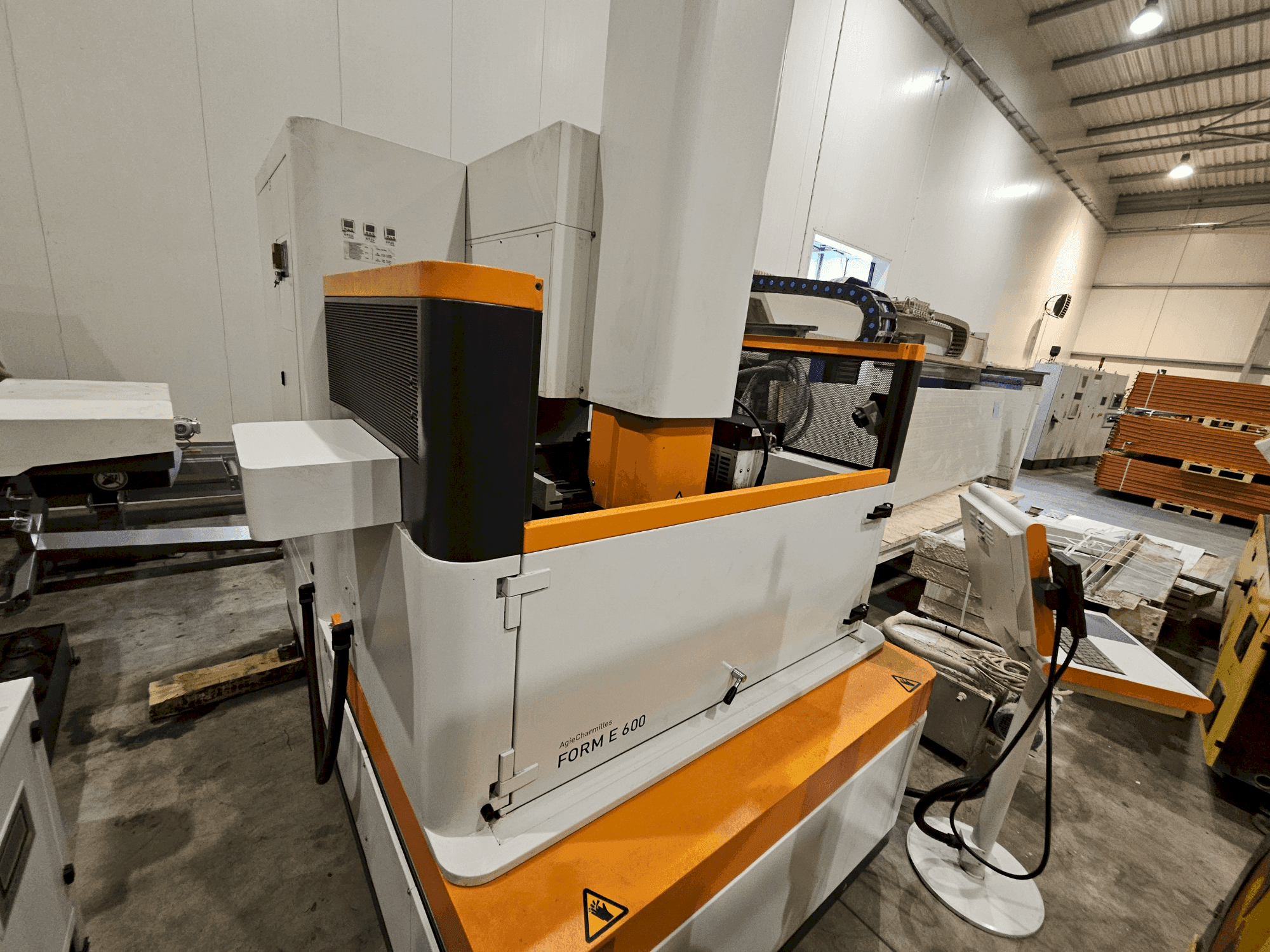 Makine AgieCharmilles Form E 600 - Önden görünüm