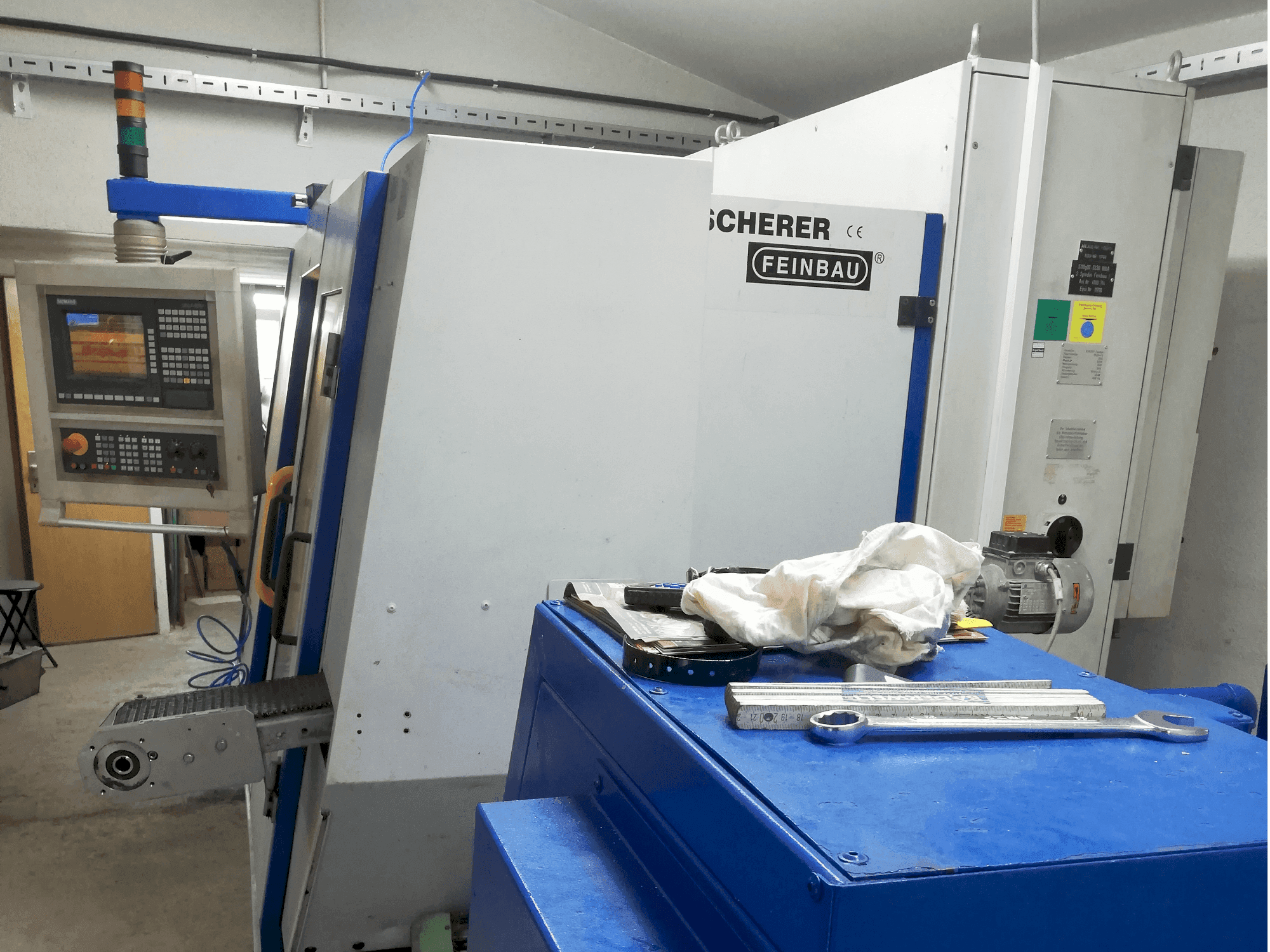Makine Scherer - Feinbau CNC244/2 - Önden görünüm