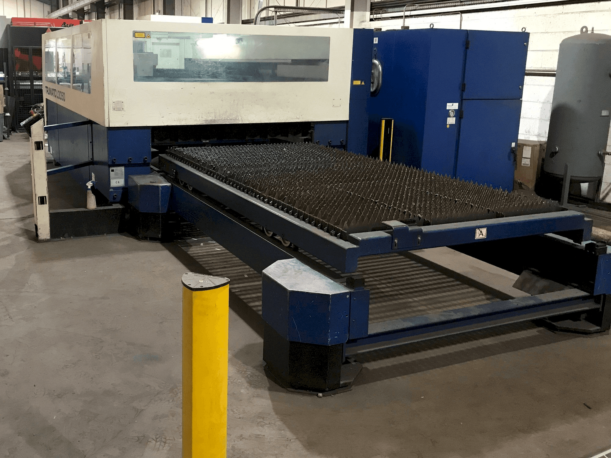 Makine Trumpf Trumatic L3050 - Önden görünüm