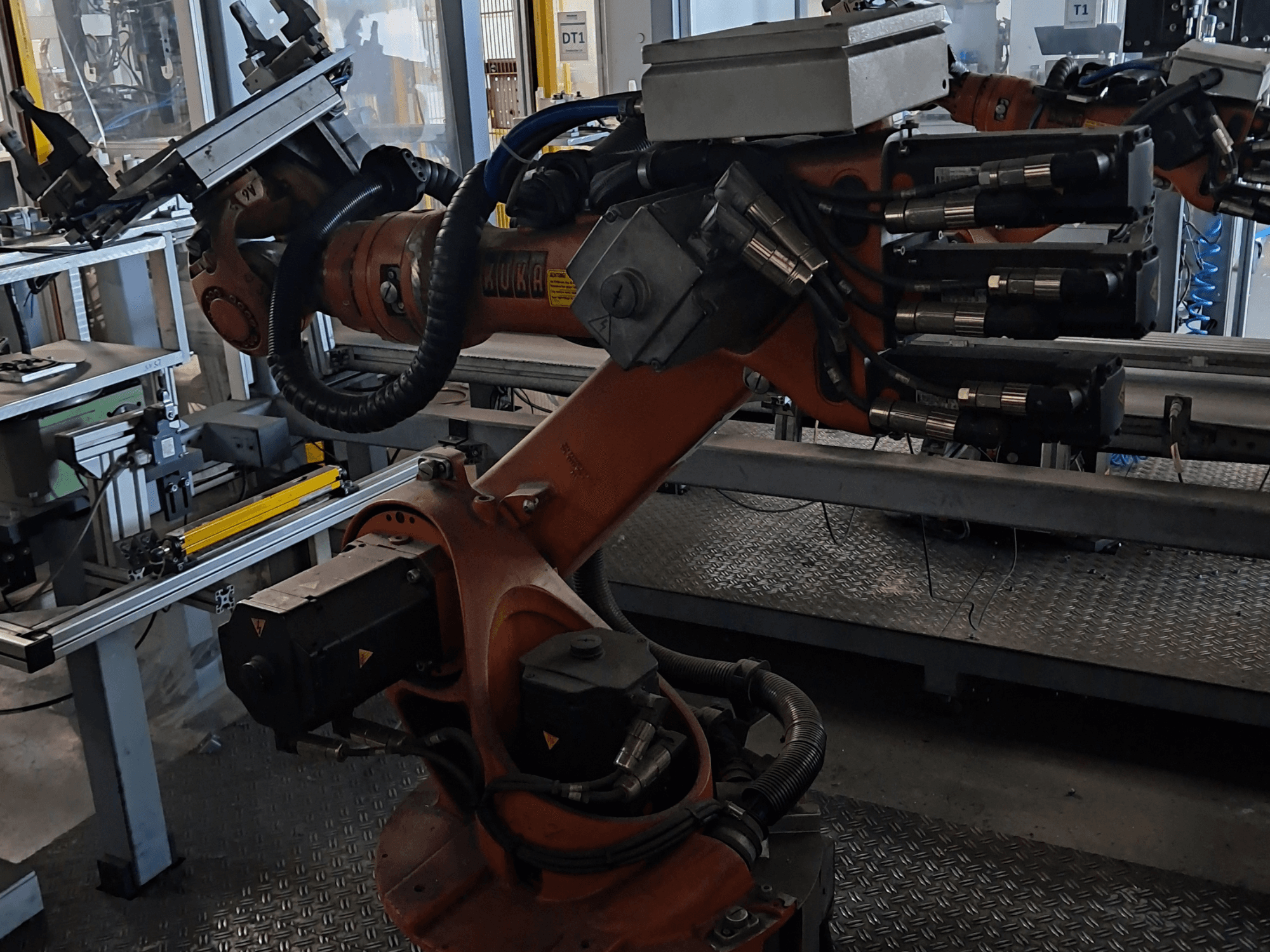 KRC 4 kontrol ünitesine sahip KUKA KR 16-2 robot kolu, yandan görünüm; mafsallı eklemler ve hidrolik bağlantılar gösterilmektedir.