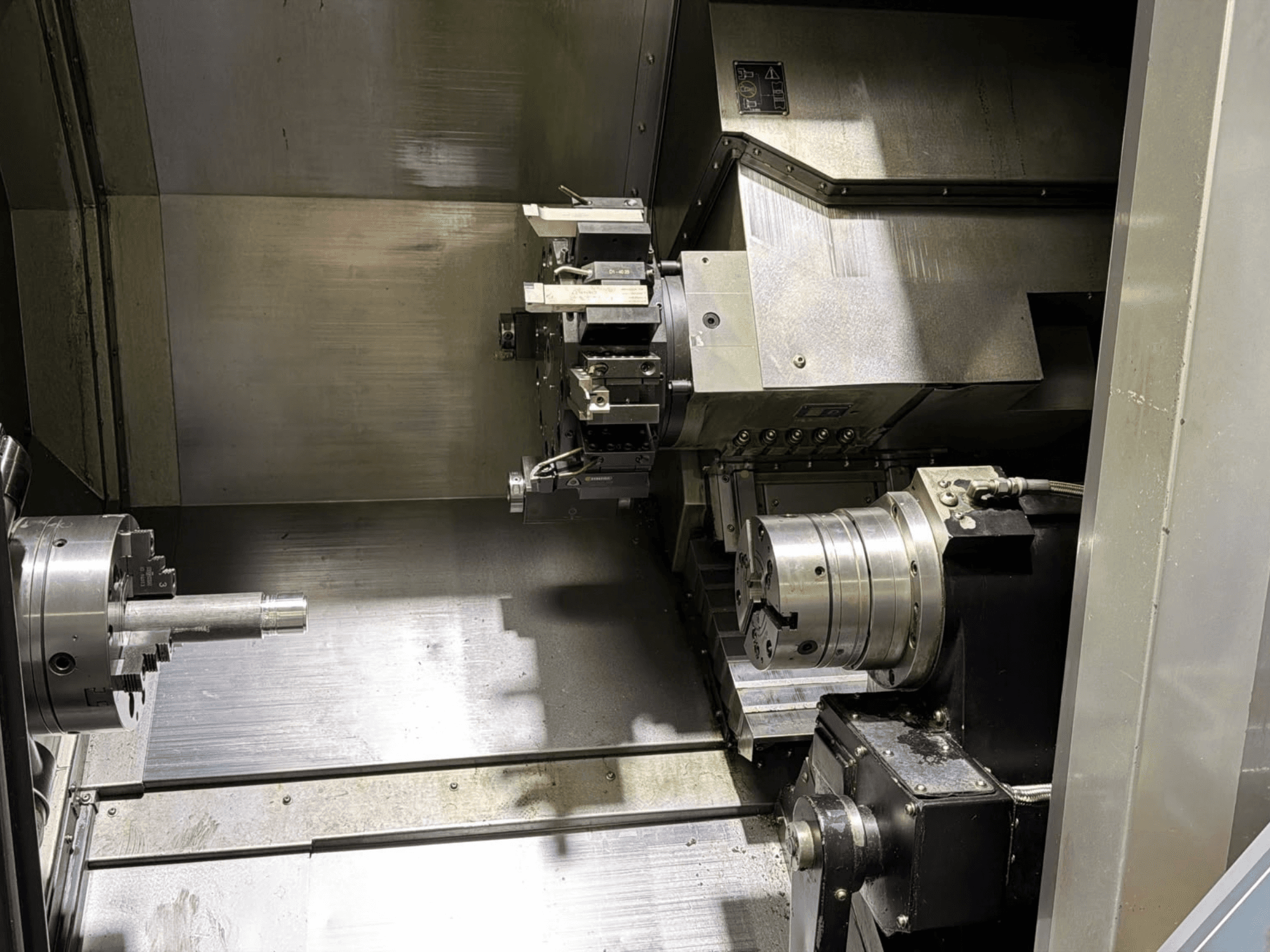 Hurco TMX8MYS Torna-Freze Merkezi’nin iç görünümü; metal yüzeyli iş mili, mandren ve takım tutucuyu göstermektedir.