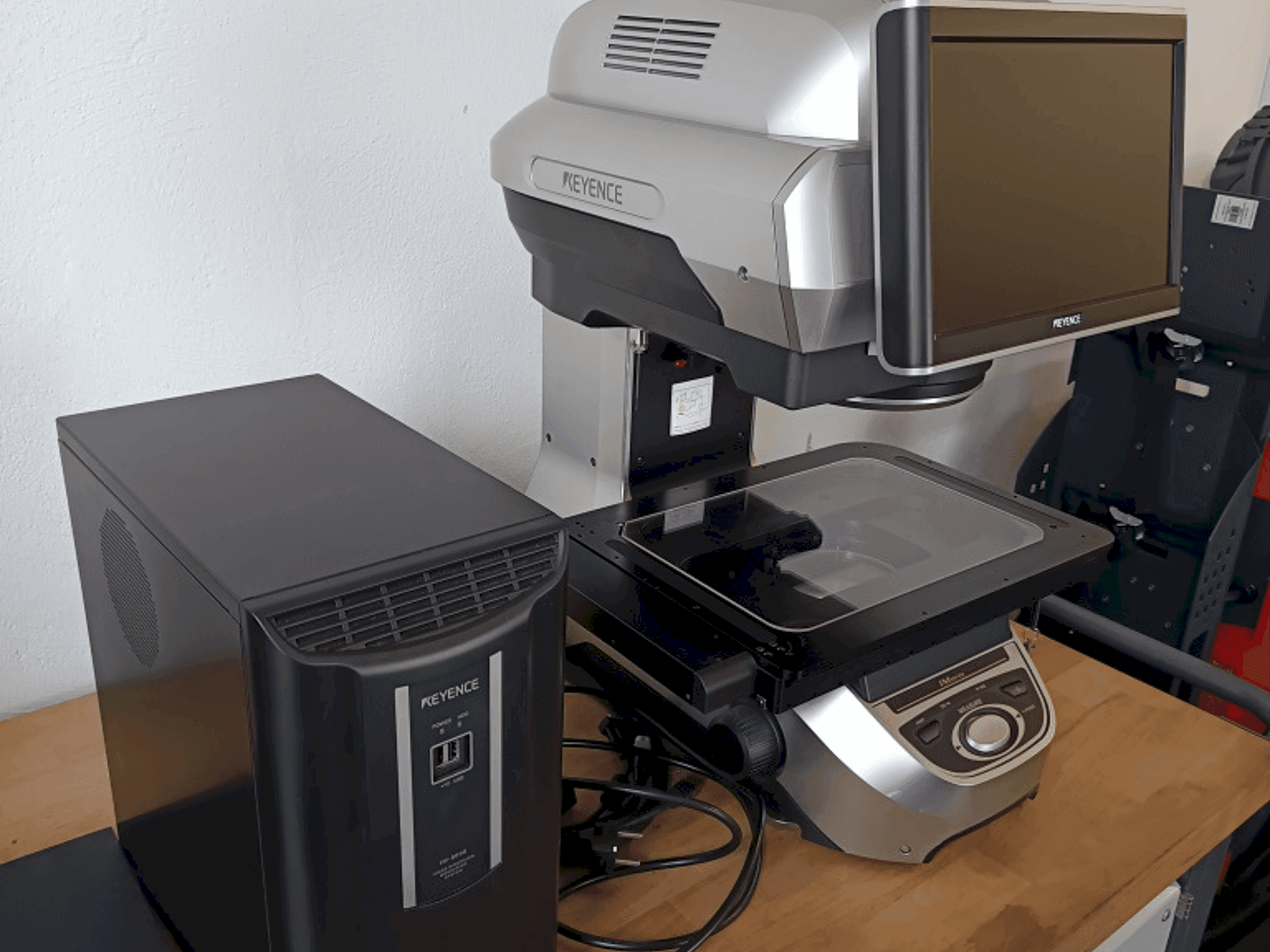 Makine KEYENCE 8030T - Önden görünüm