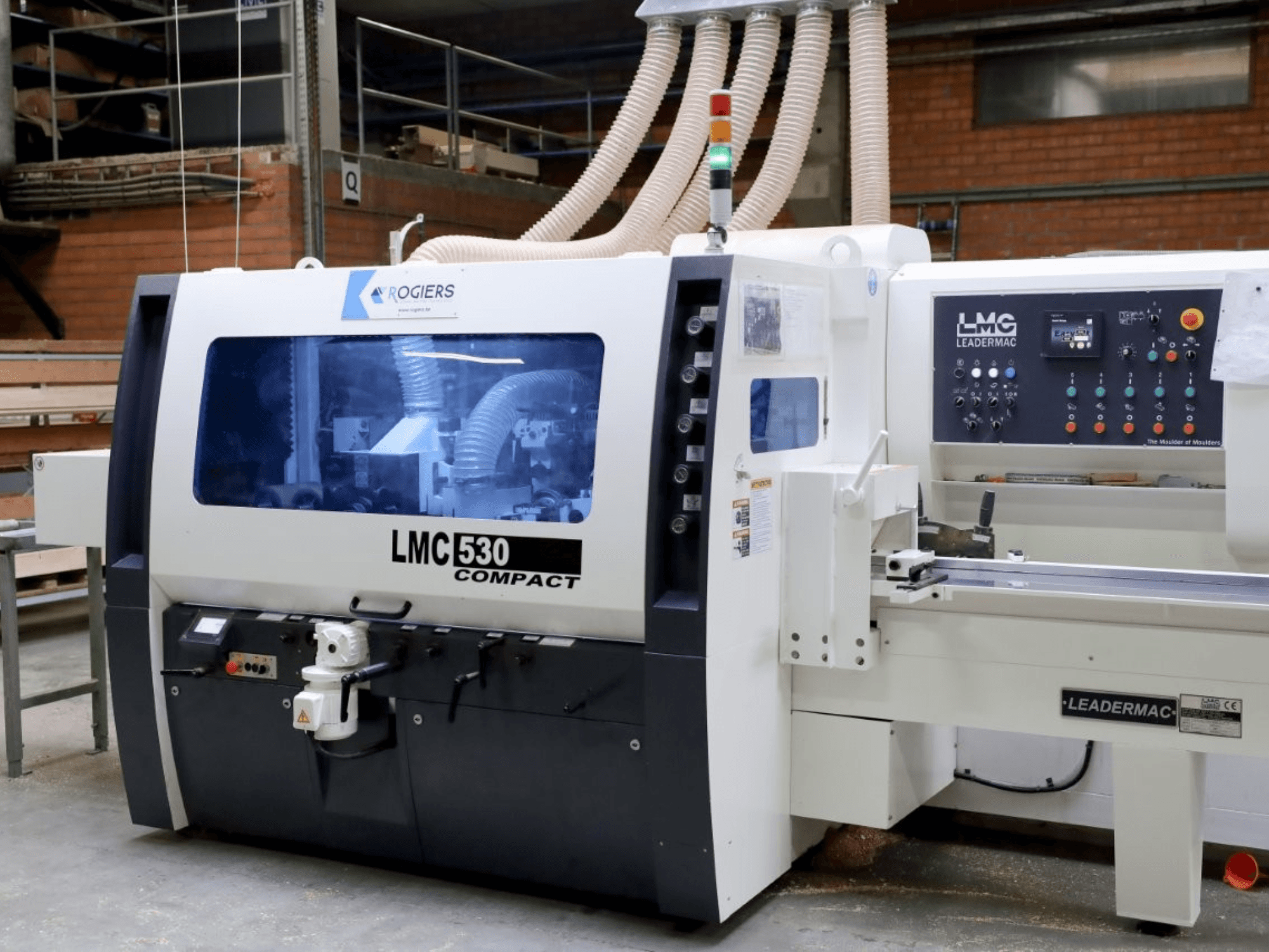 LEADERMAC LMC 530 Kompakt ahşap işleme makinesi; önden görünümde kumandalar, toz emme ve çalışma alanı özellikleri gösterilmektedir.