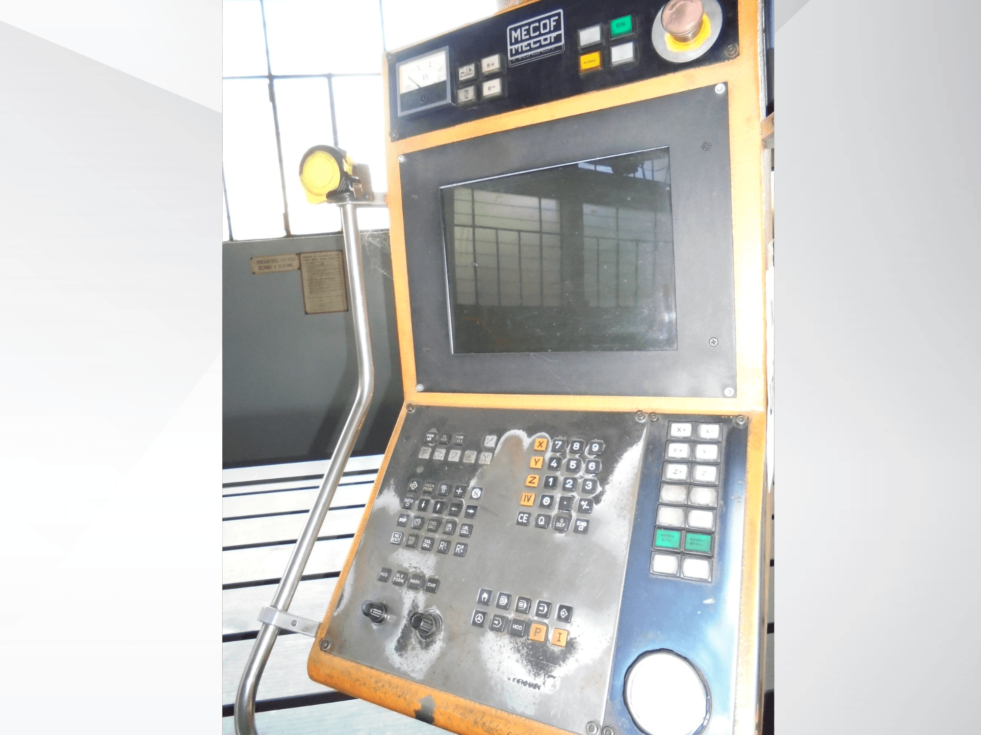 Dijital ekran, düğmeler ve topuzlar içeren Mecof kontrol paneli; kontrollerdeki aşınma ve yıpranmayı gösteren önden görünüm.