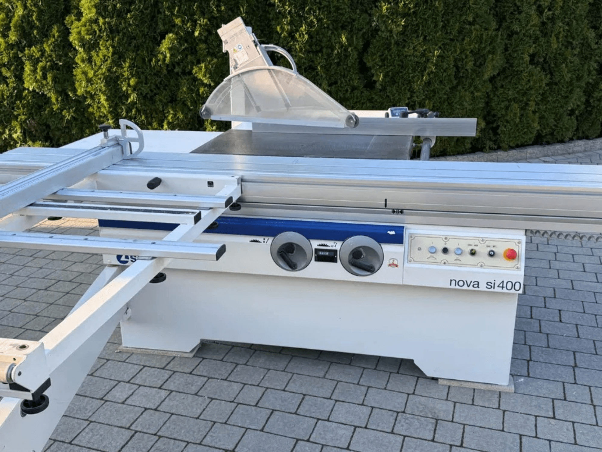 SCM NOVA 400 dairesel ahşap testeresinin önden görünümü; testere bıçağı, kontrol paneli ve sağlam metal çerçeveye sahiptir.