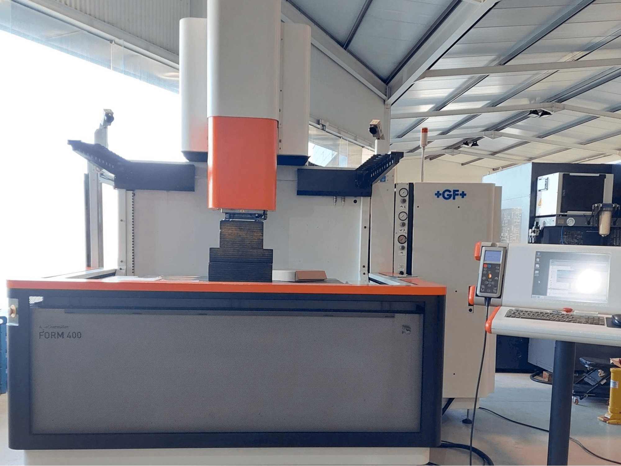 Makine AgieCharmilles FORM 400 - Önden görünüm