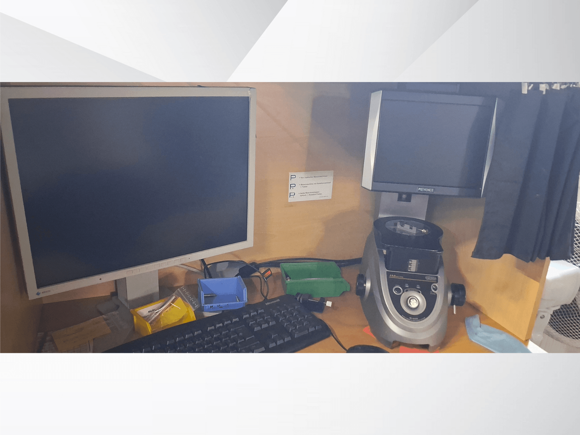 Klavyeli bilgisayar monitörü, PEVA marka ekran ve çeşitli tepsiler ve evrakların bulunduğu ahşap bir masa üzerinde gri bir laboratuvar cihazı.