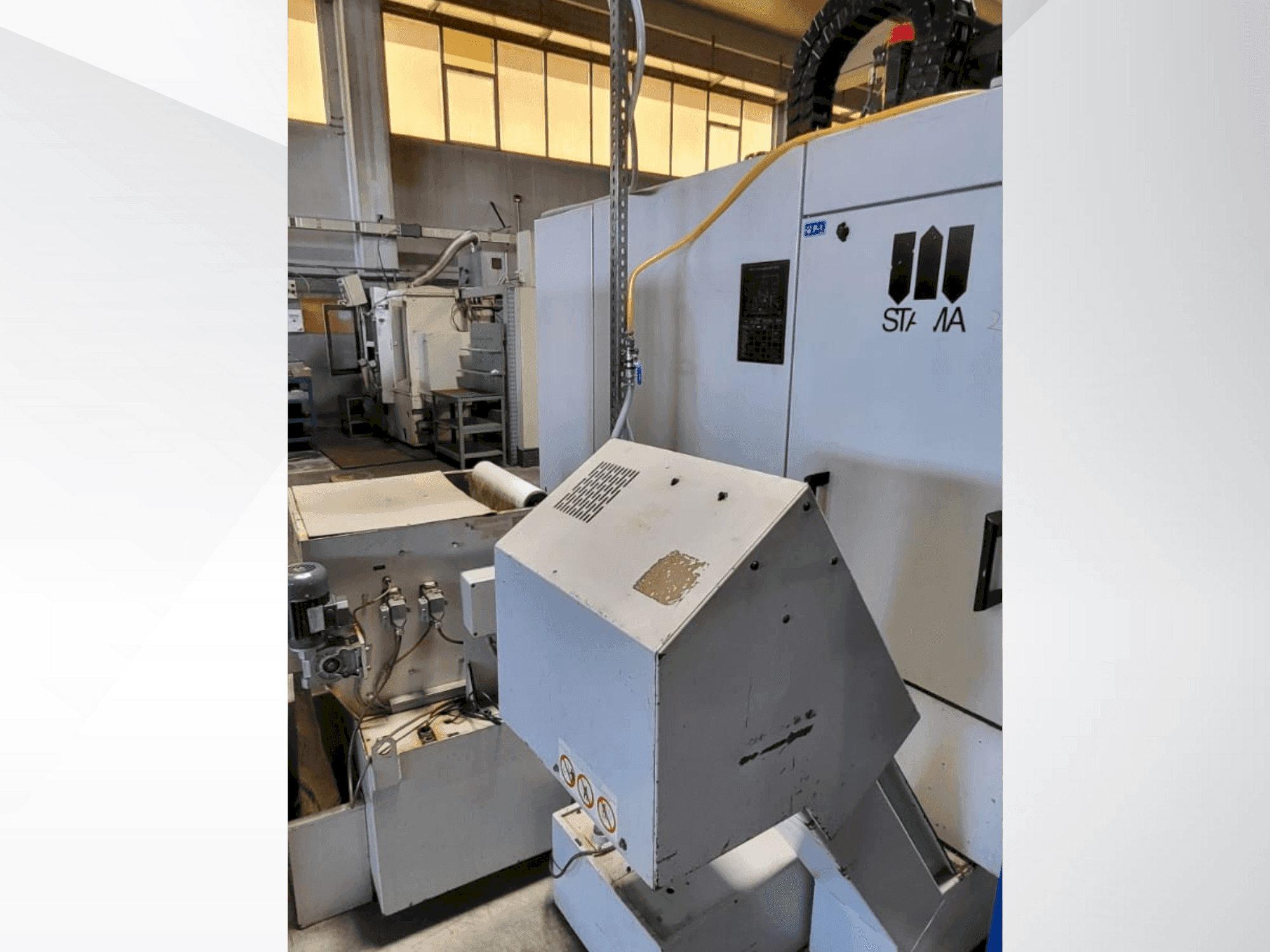 Makine STAMA MC325 - Önden görünüm