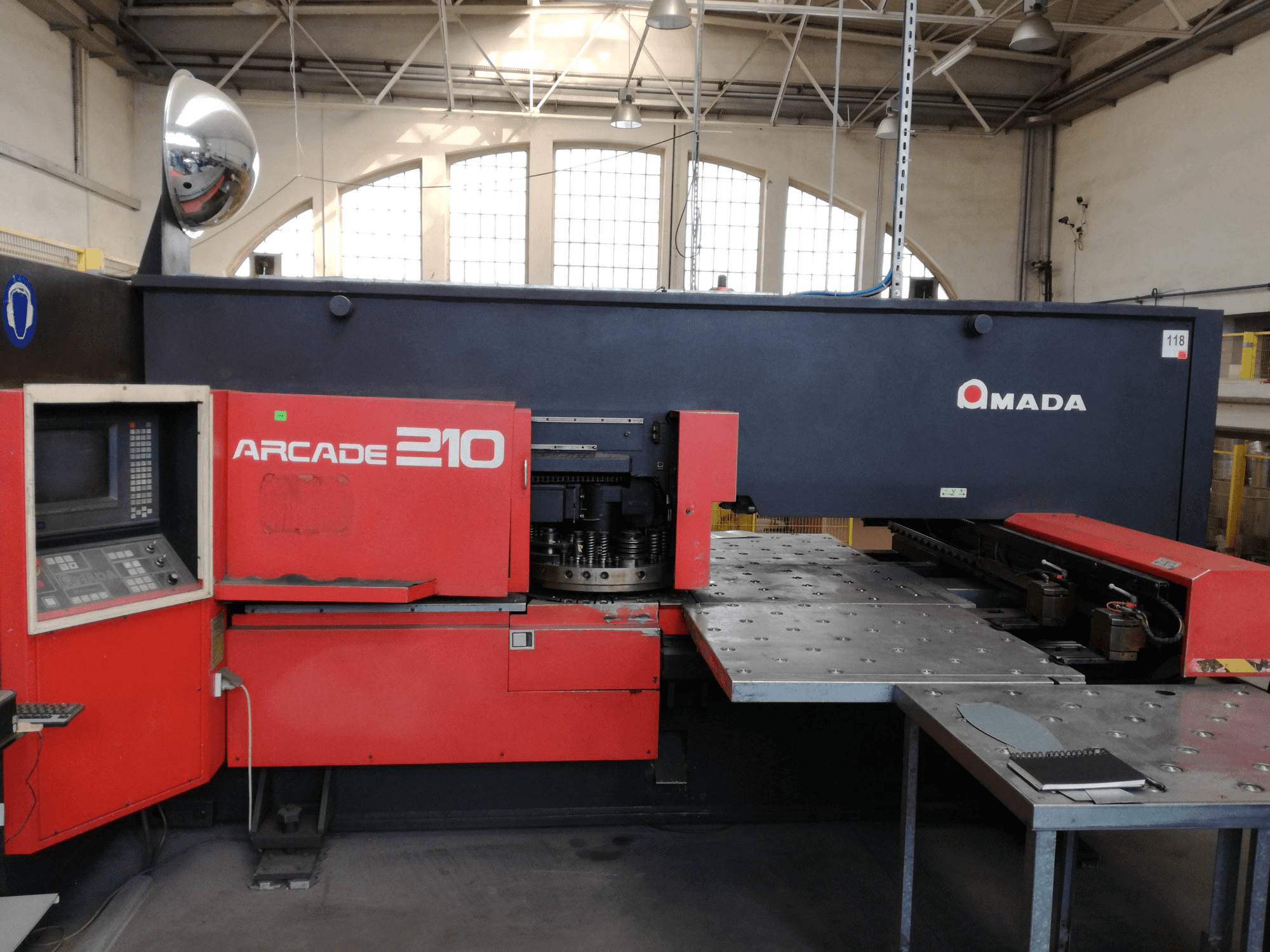 Makine AMADA - Önden görünüm ARCADE 210