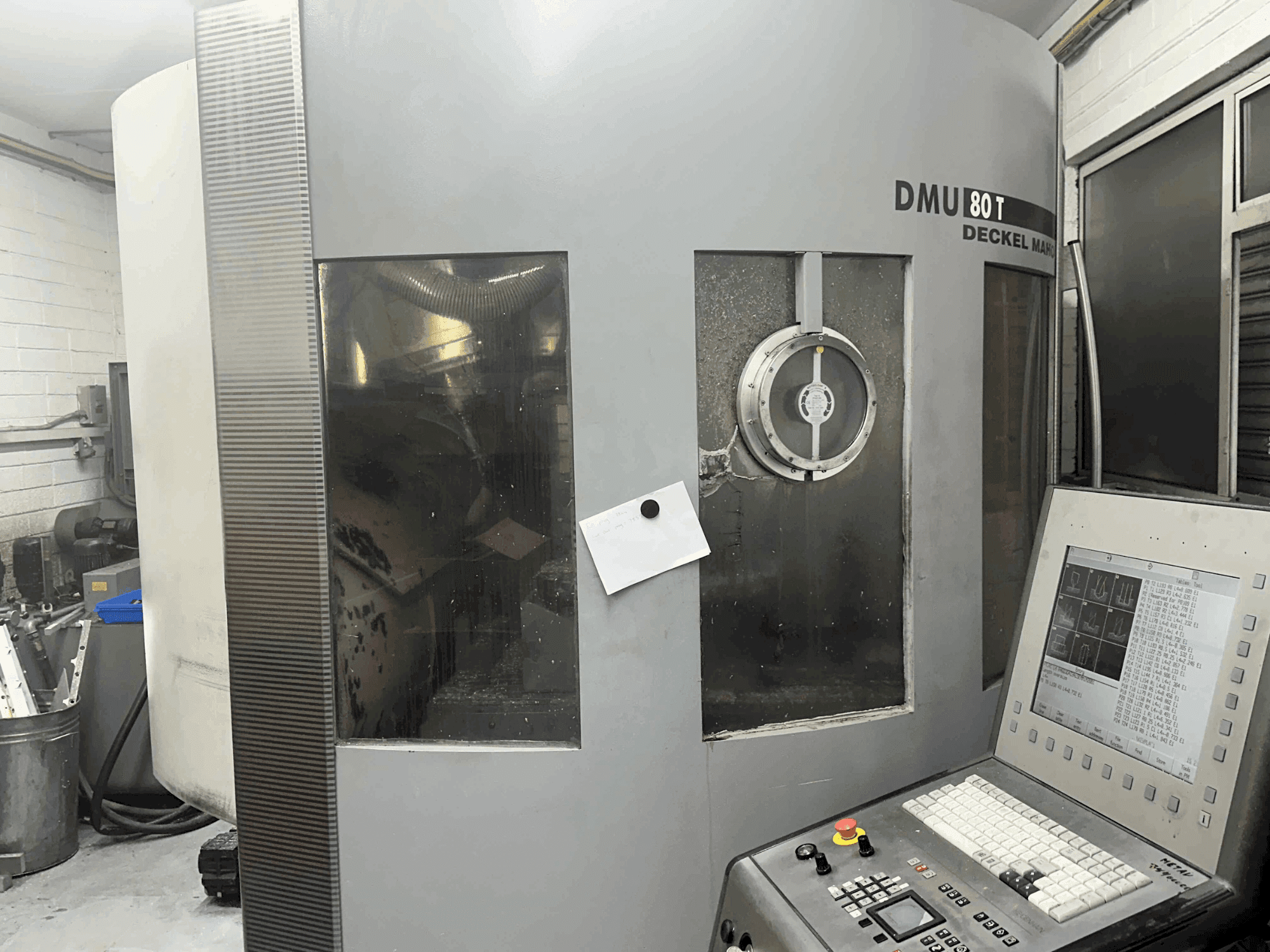 Makine DECKEL MAHO DMU 80T (2002) - Önden görünüm