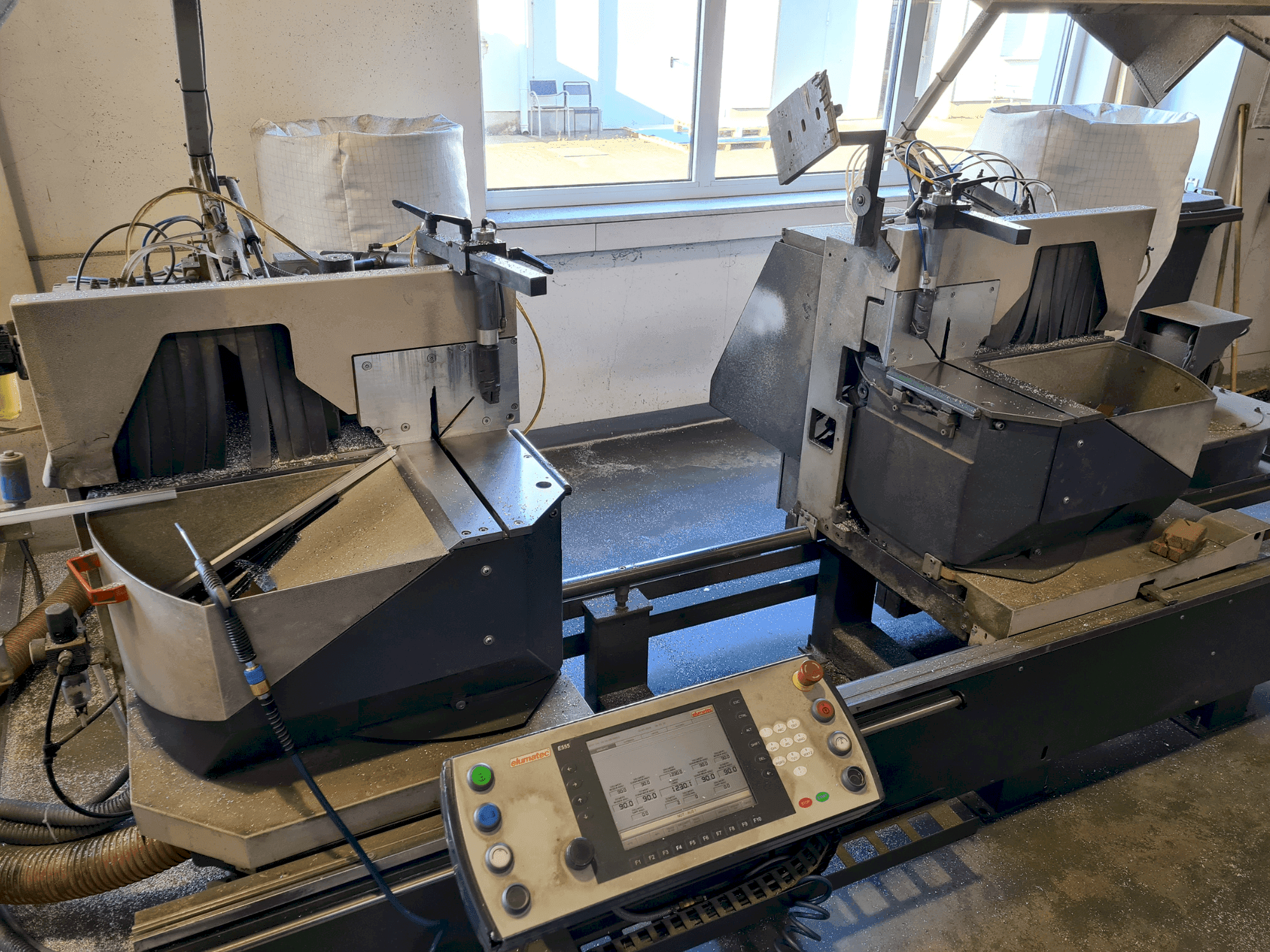 Makine Elumatec DG104 - Önden görünüm