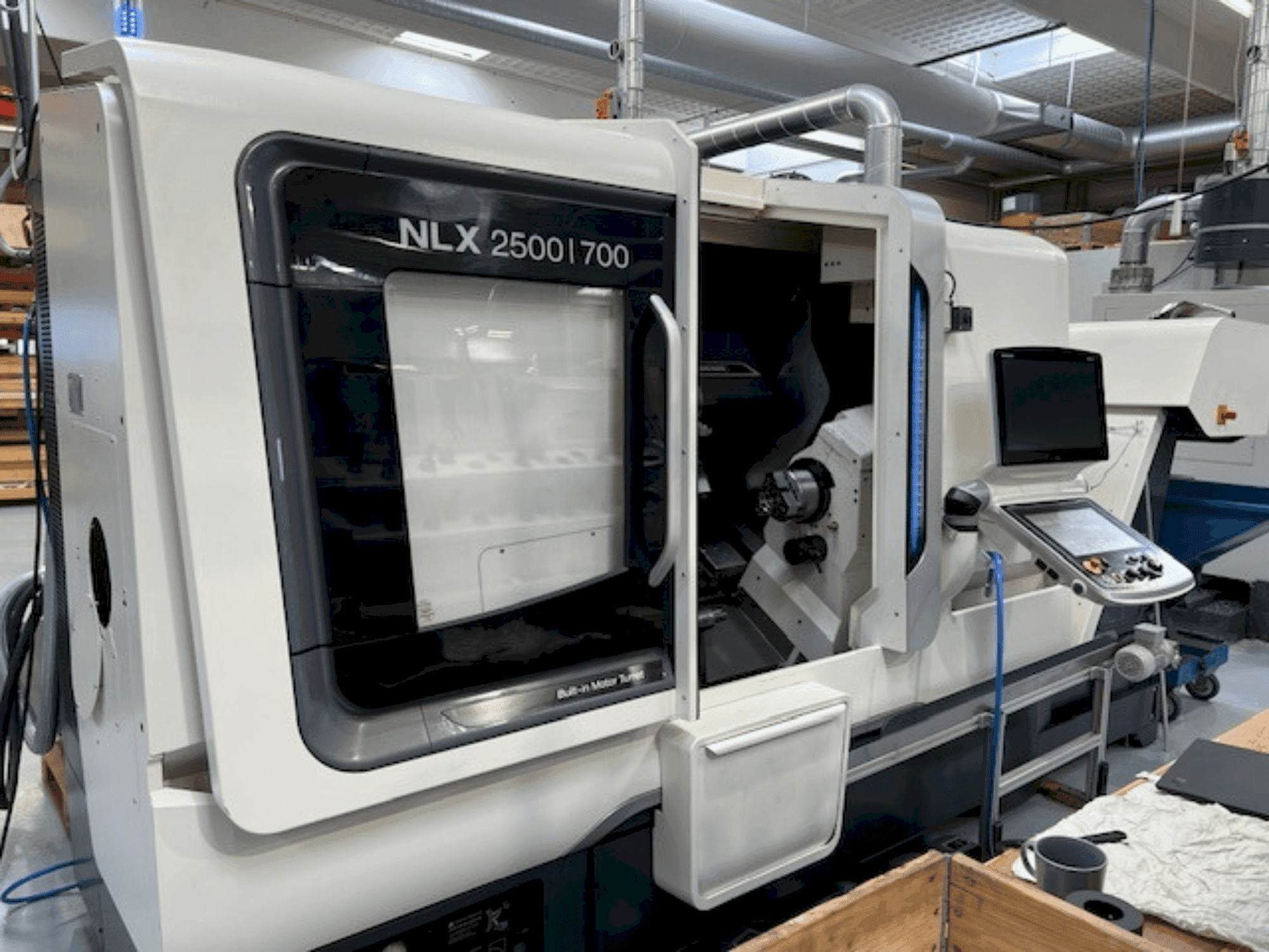 Makine DMG MORI NLX2500SY/700 - Önden görünüm