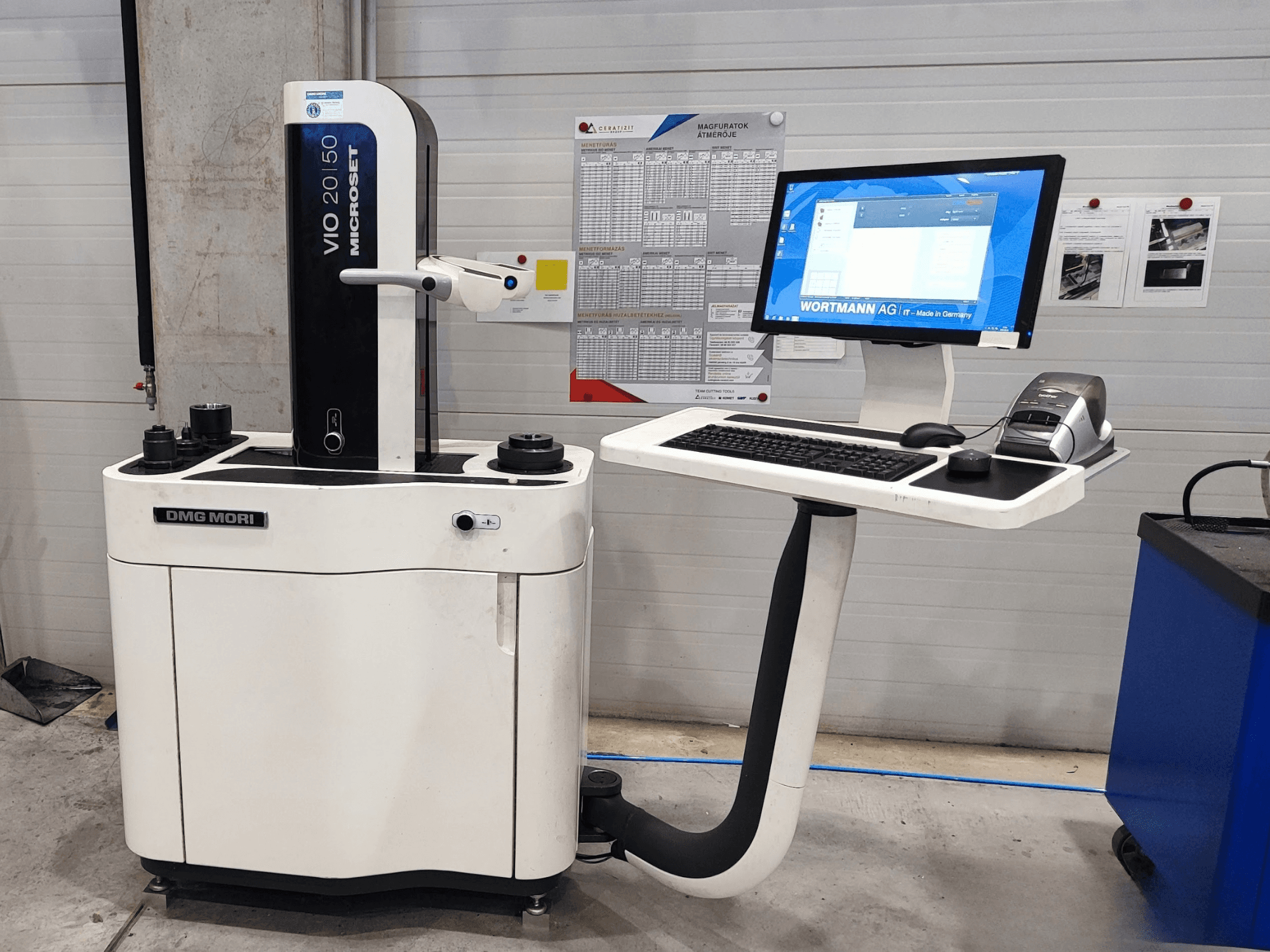 DMG MORI VIO Basic Optik Ölçüm Makinesi’nin önden görünümü; dokunmatik ekran, klavye ve ölçüm sensörleri ile donatılmıştır.