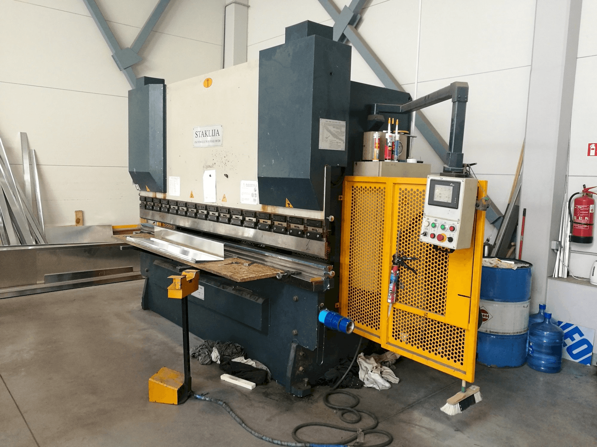 Makine Staklija WC67K-100x3200 - Önden görünüm