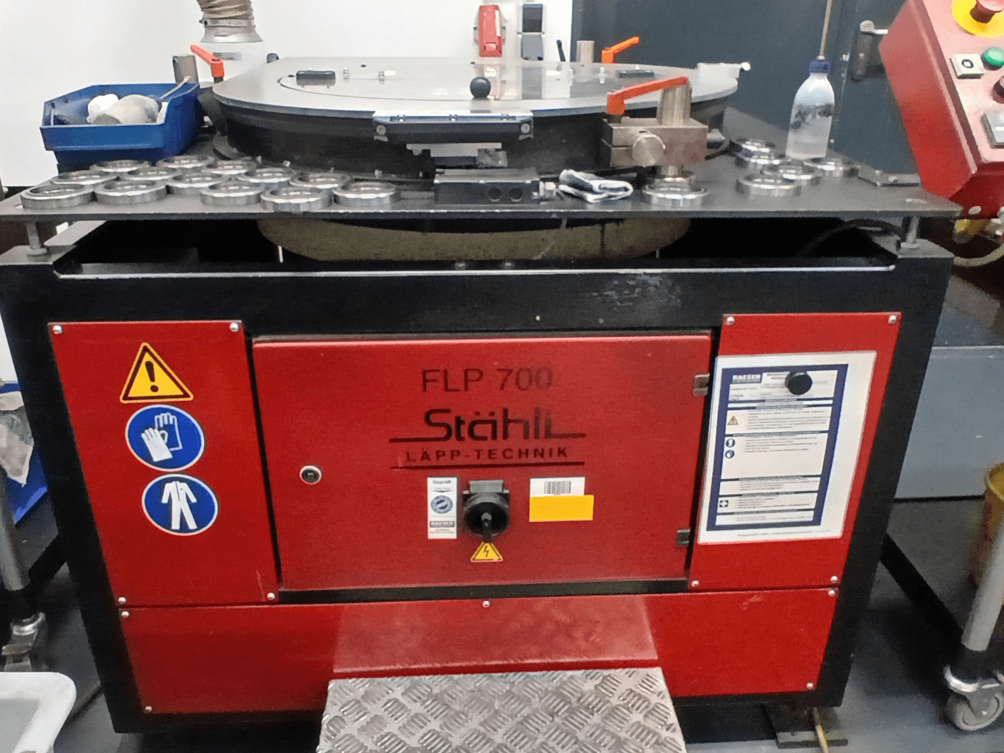 STAHLI FLP 700 takım tezgahı, önden görünüm, metal bir yüzey üzerinde operasyonel kontroller, güvenlik uyarıları ve bileşenler.