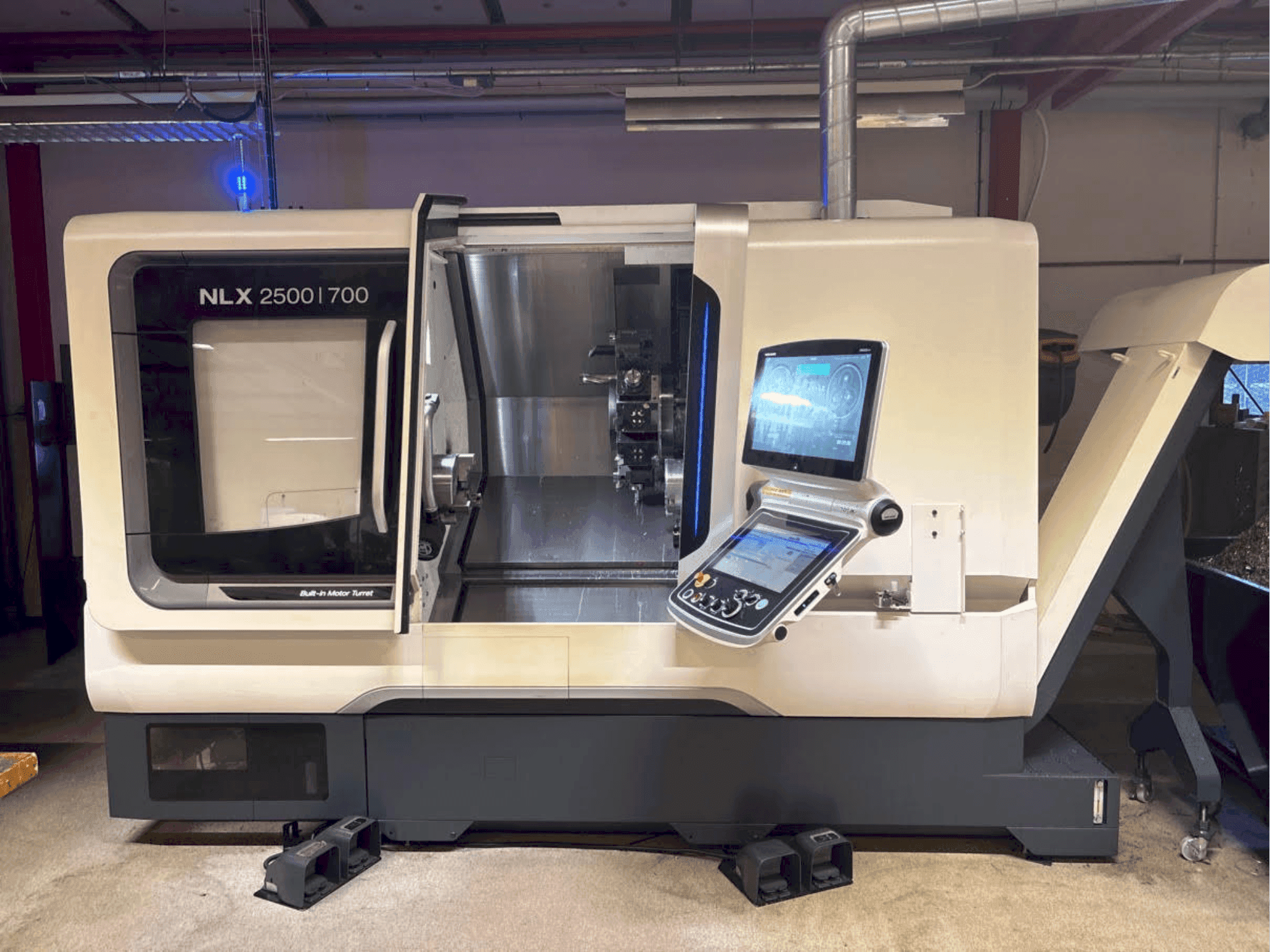 Makine DMG MORI NLX 2500-700 SY - Önden görünüm