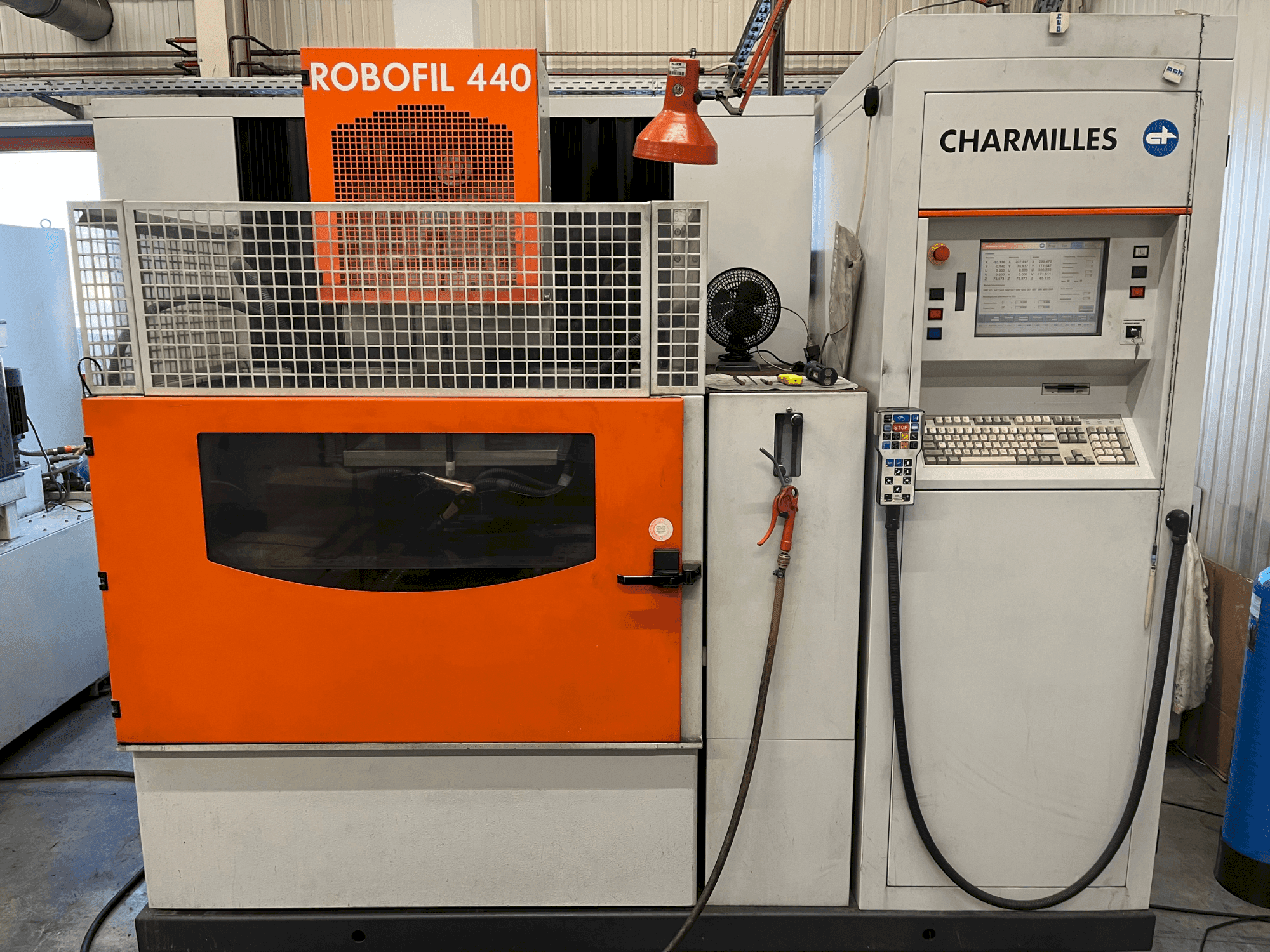 Makine CHARMILLES Robofil 440 - Önden görünüm