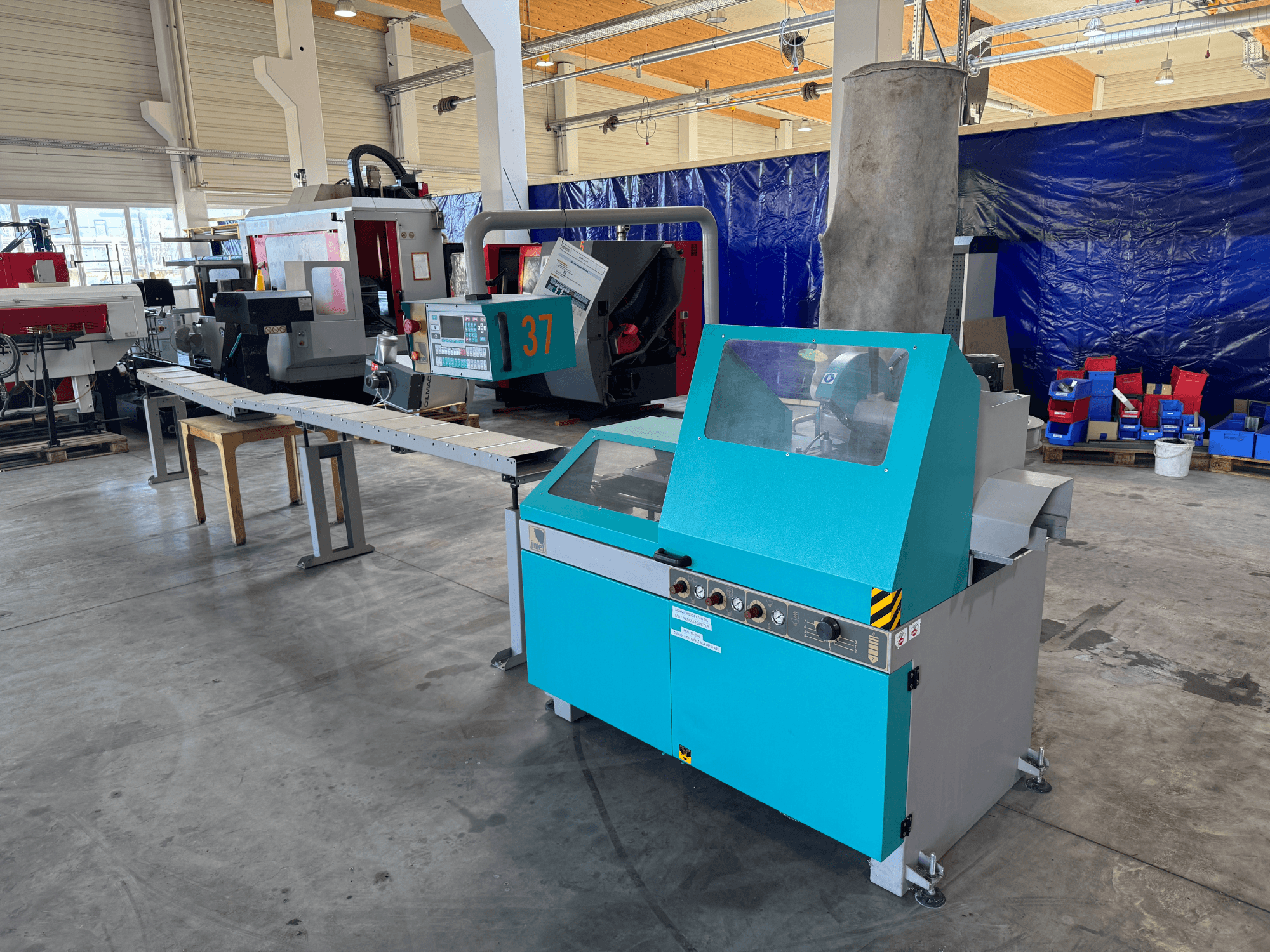 Atölyede Imet VELOX 350 AF-ENC daire metal testeresi, kontrol paneli ve toz emme sistemini gösteren önden görünüm.