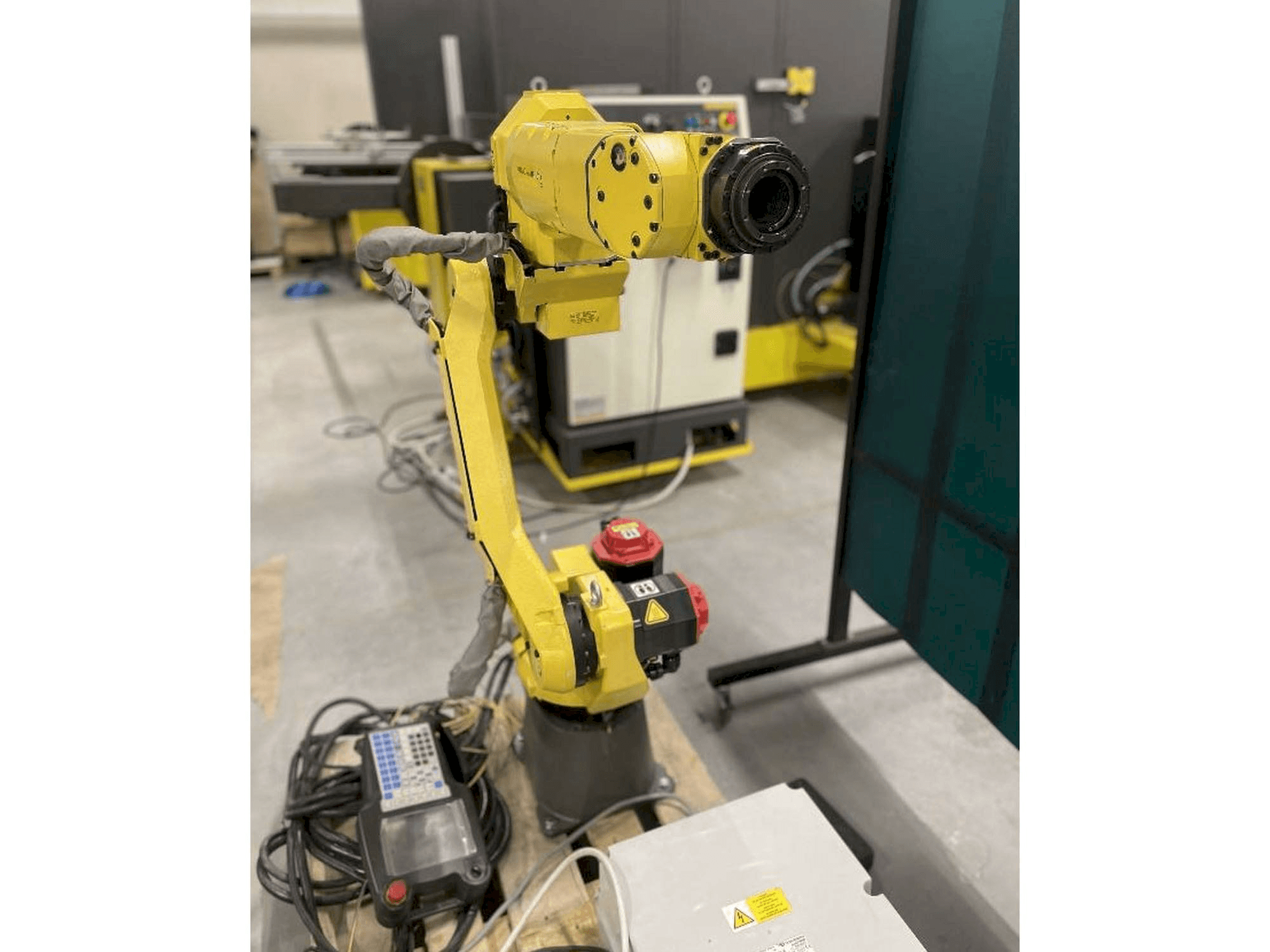 Makine FANUC M10iA/12 - Önden görünüm