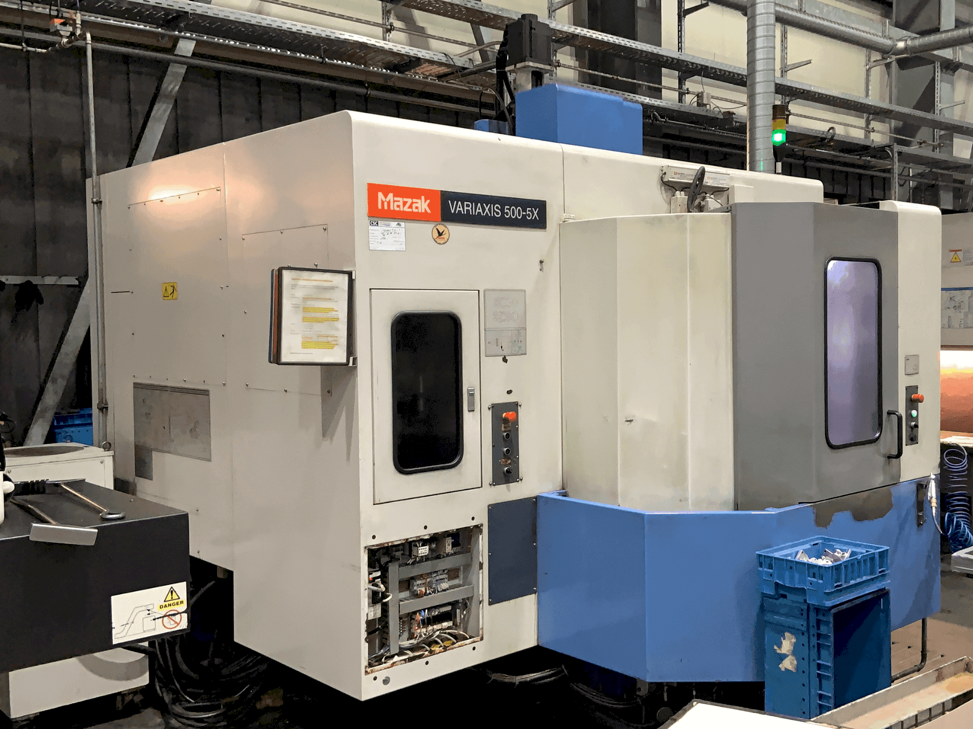 Makine Mazak VARIAXIS 500 5X - Önden görünüm