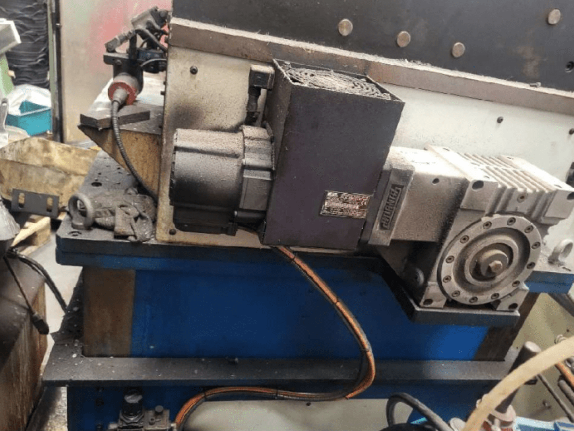 Mekanik baskı presi PRESSIX 160 CNR 6, mavi bir platform üzerinde motor ve bağlantıları gösteren yandan görünüm.