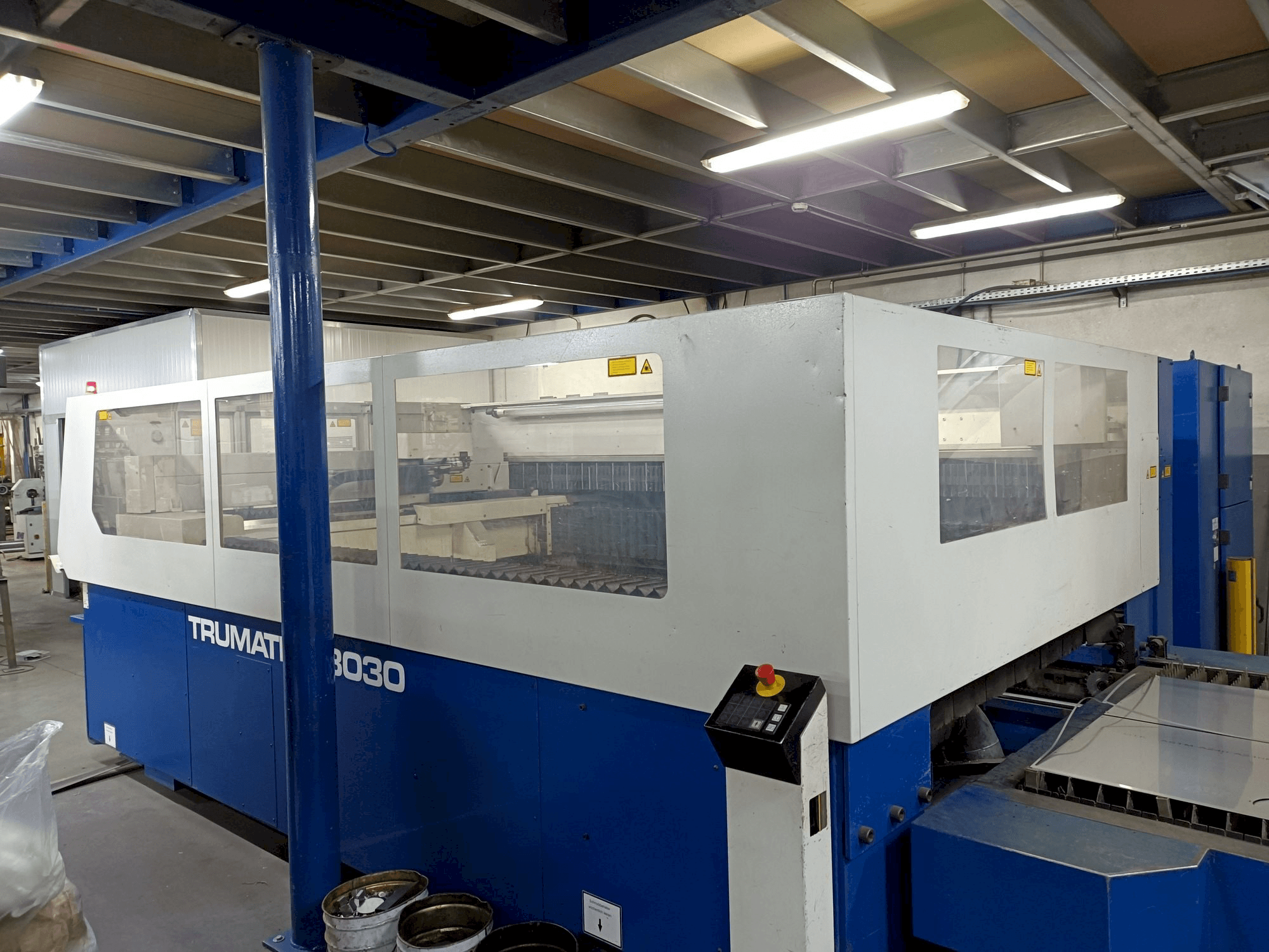 Makine Trumpf Trumatic L3030 - Önden görünüm