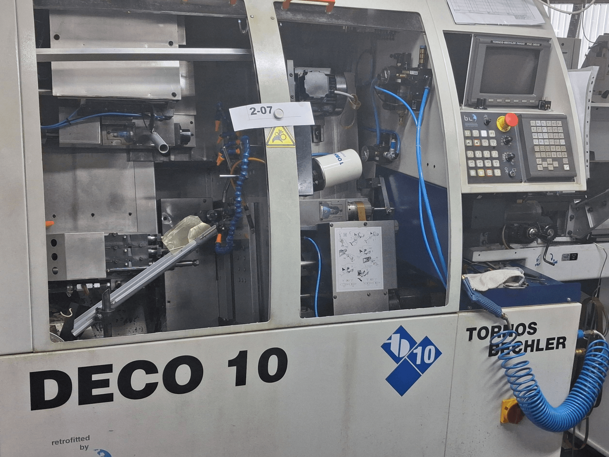 TORNOS Deco 10a İsviçre Tipi Torna Tezgahının iç mekanizma ve kontrol paneli detaylarını gösteren yakın çekim görüntüsü.