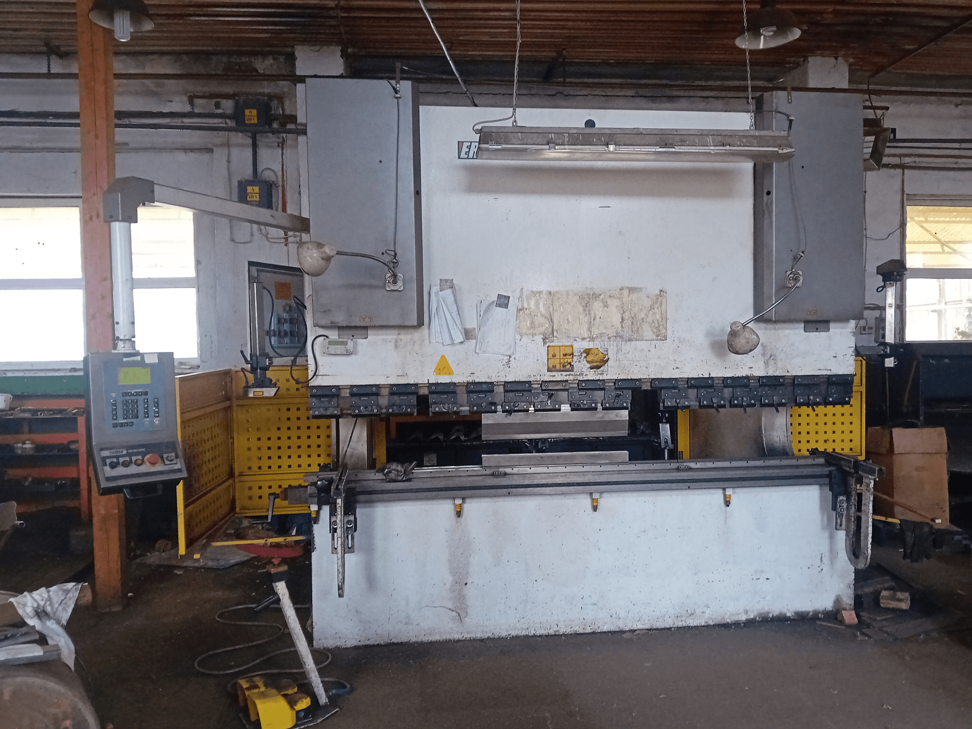 ERMAK CNC HAP 3100x300 hidrolik pres, atölye ortamında kontrol paneli ve çalışma tezgahı ile önden görünümde gösterilmiştir.