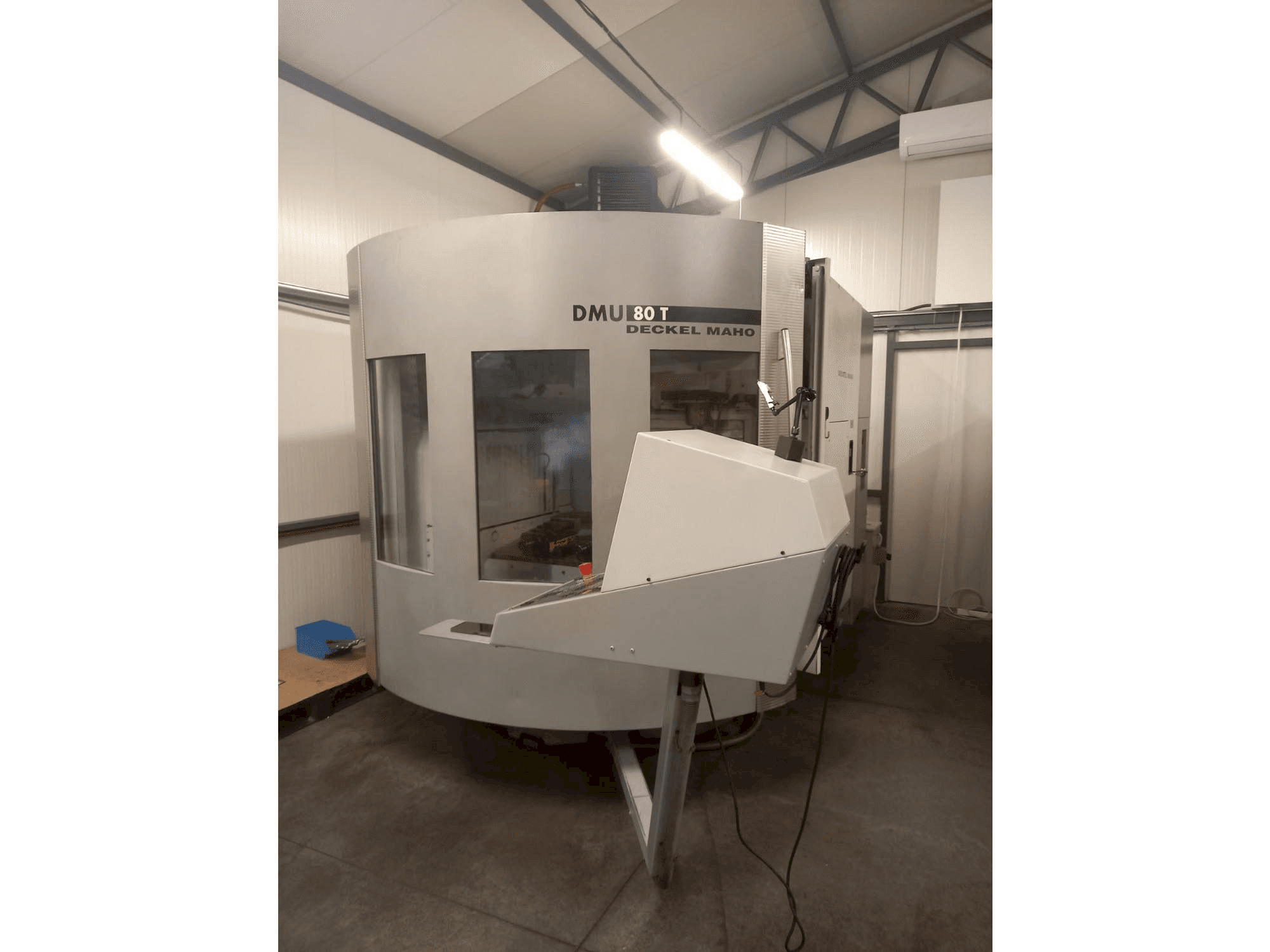 Makine DECKEL MAHO DMU 80T - Önden görünüm