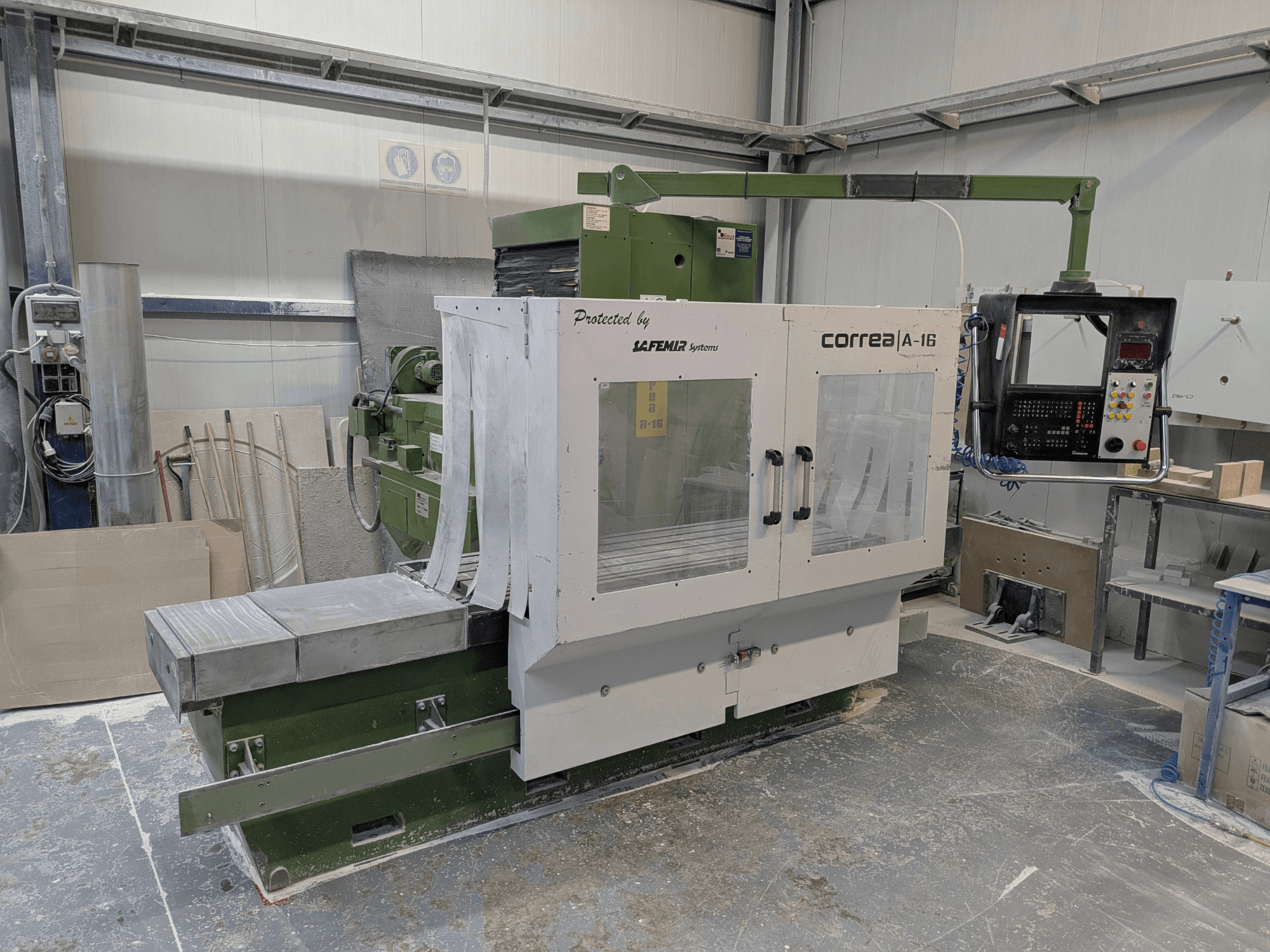 Bir atölyede Correa A-16 freze makinesi, kontrol paneli ve çalışma yüzeyi ile önden görünüm, endüstriyel tasarım ve işlevselliği sergiliyor.