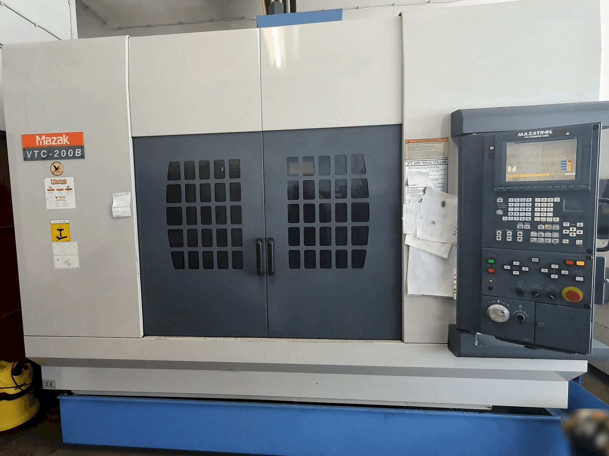 Makine Mazak VTC-200B - Önden görünüm