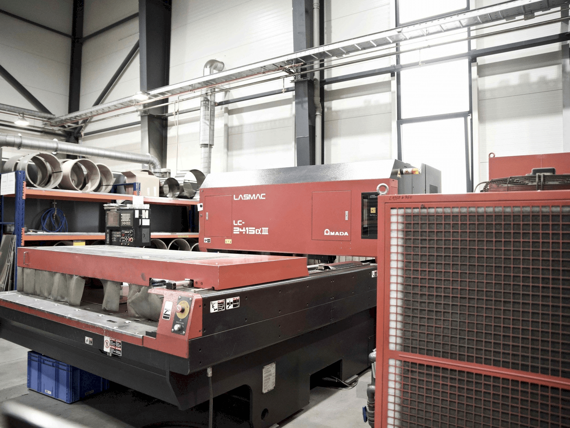 Makine AMADA LC-2415aIII - Önden görünüm