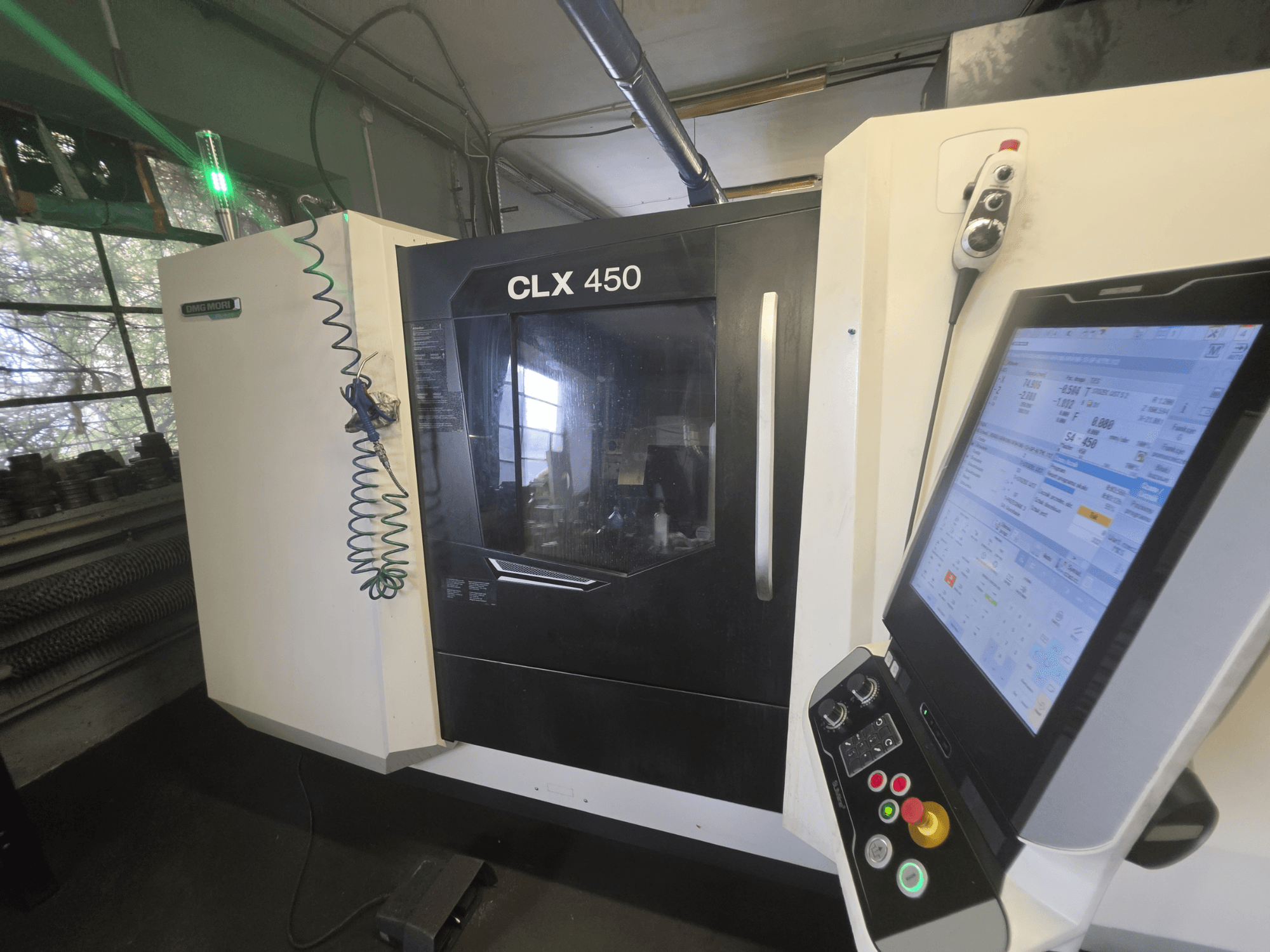 DMG MORI CLX 450 V3 yatay torna tezgahı; kontrol paneli ve çalışma verilerini gösteren monitörün yer aldığı önden görünüm.