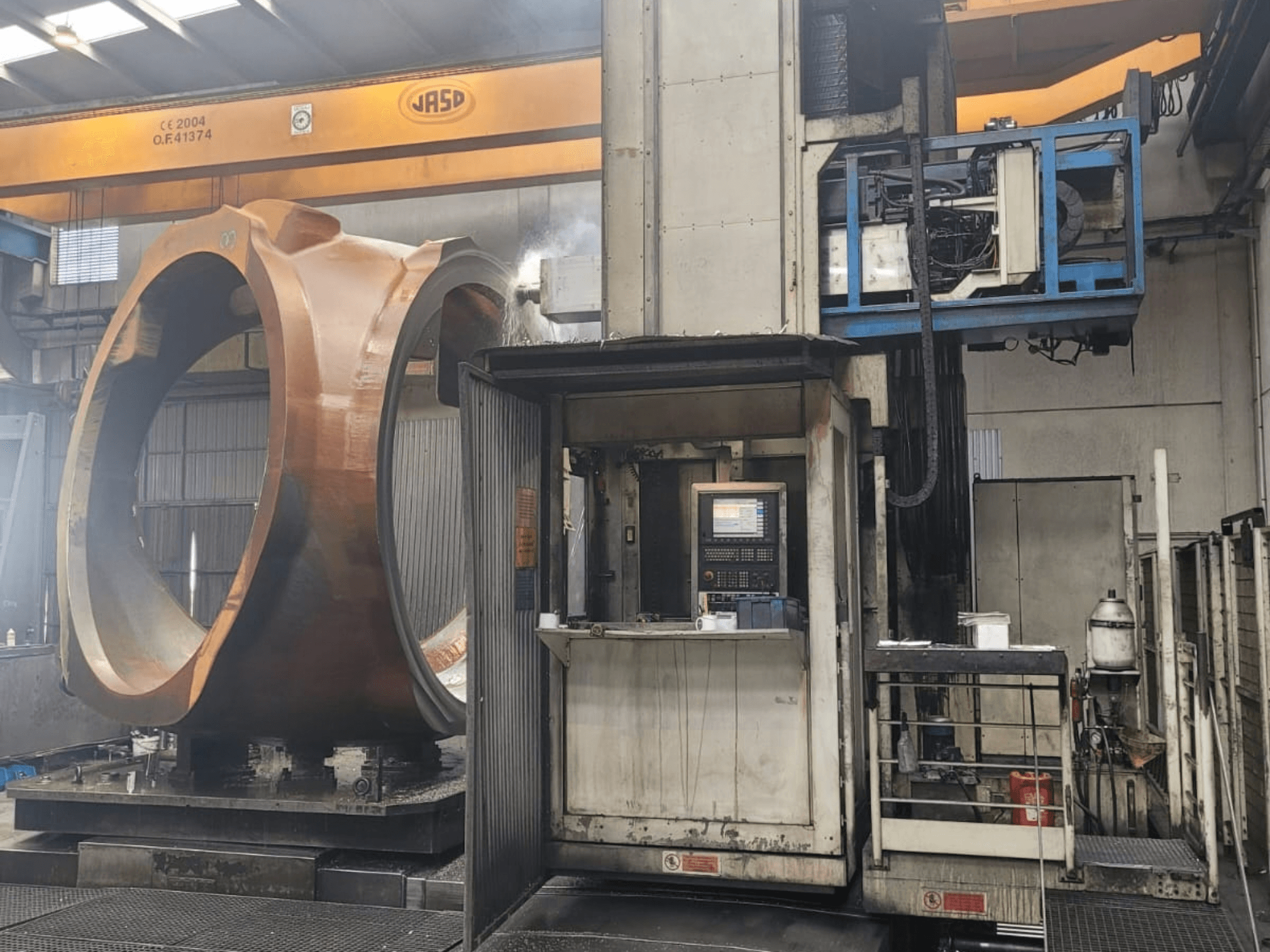 PAMA Speedram 1000 freze-torna merkezi, yan görünüm; endüstriyel bir ortamda büyük bir iş parçası ve kontrol paneli gösterilmektedir.