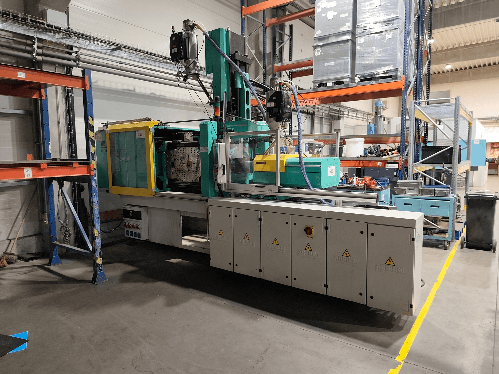 Arburg Allrounder 520 A 1500-70 Alldrive hidrolik enjeksiyon kalıplama makinesi, fabrika ortamında yan görünüm.