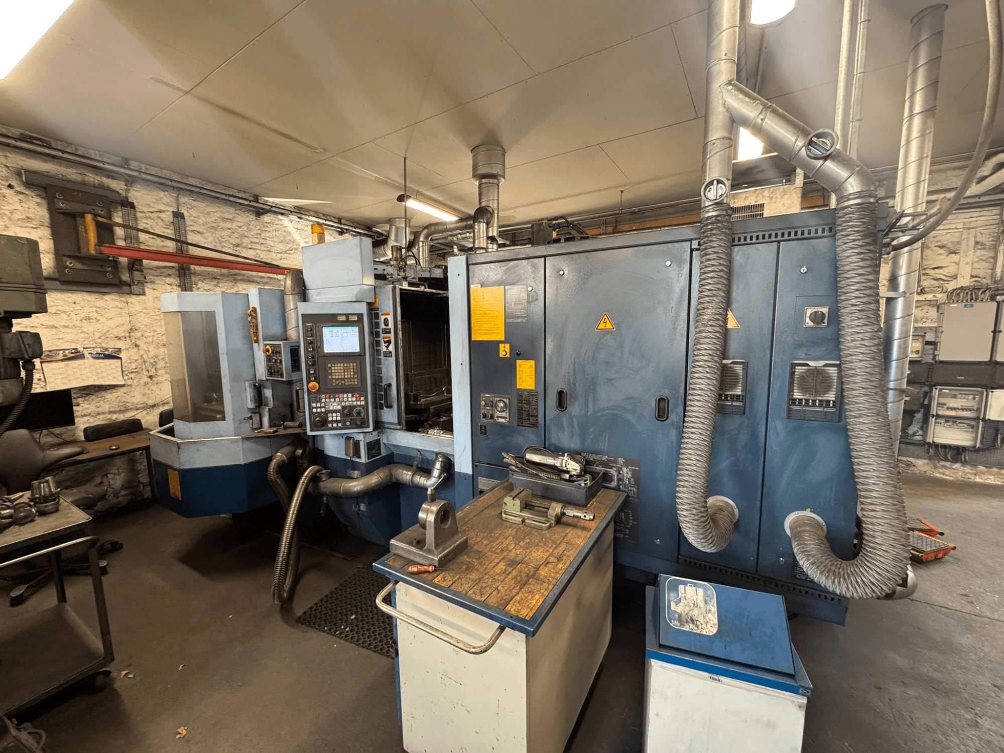 Bir atölyede bulunan Matsuura H.PLUS-300 yatay işleme merkezi; kontrol paneli ve iş masasını gösteren önden görünüm.