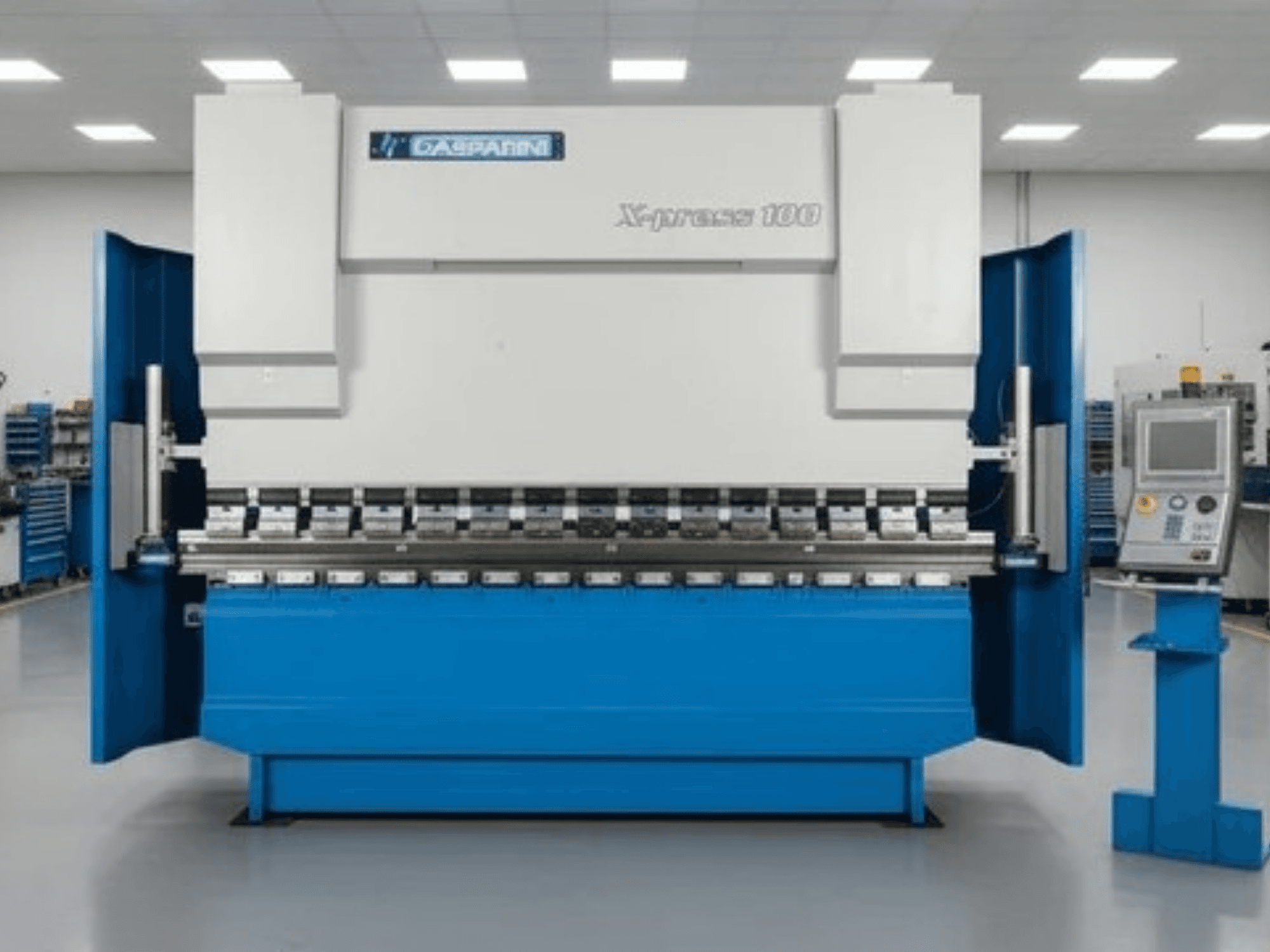 GASPARINI X-Press 100 hidrolik pres, önden görünüm; mavi dış yüzeyli ve sağ tarafta kontrol paneli bulunan.