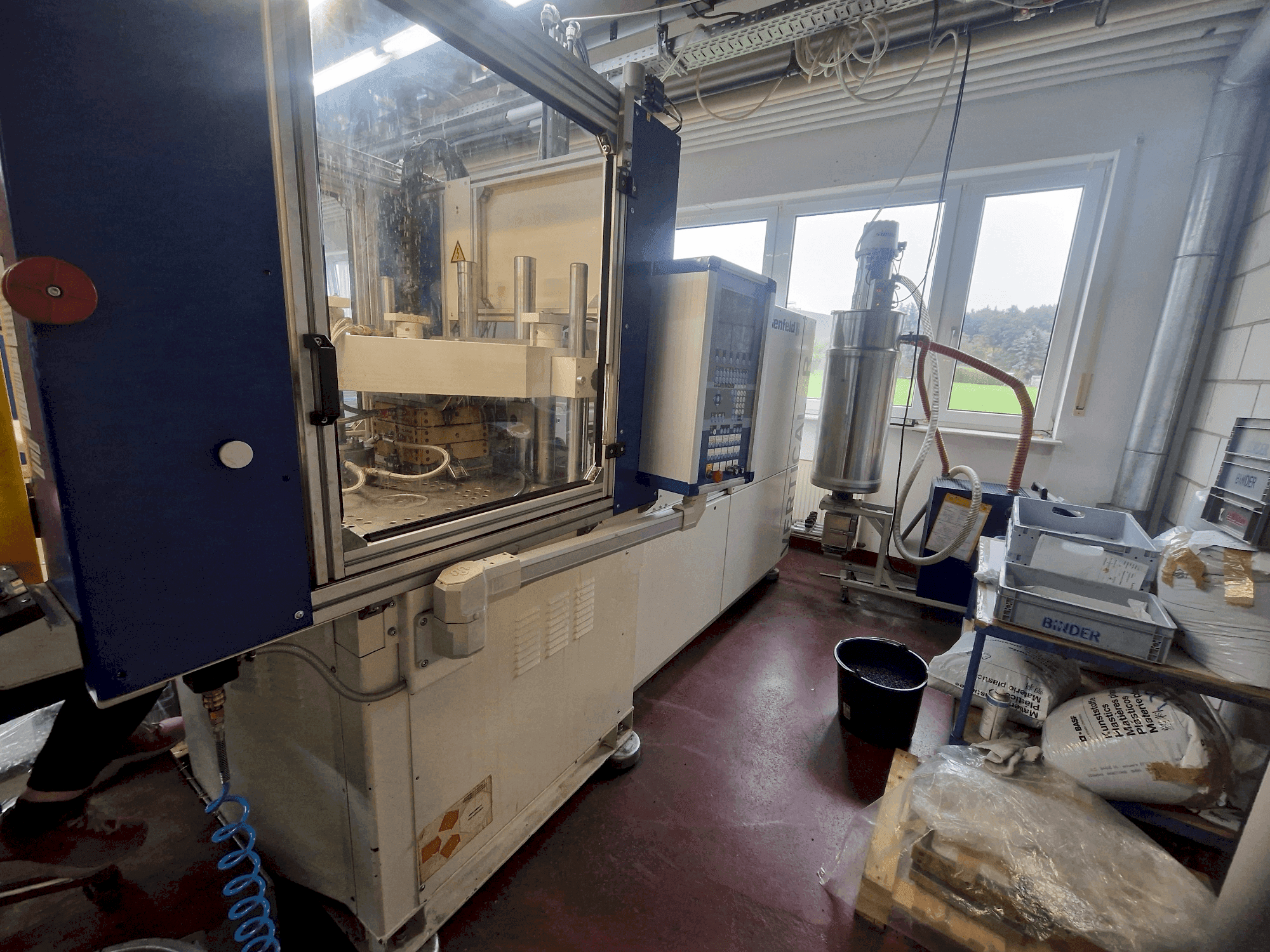 Makine Battenfeld Vertical R60 125H (2002) - Önden görünüm