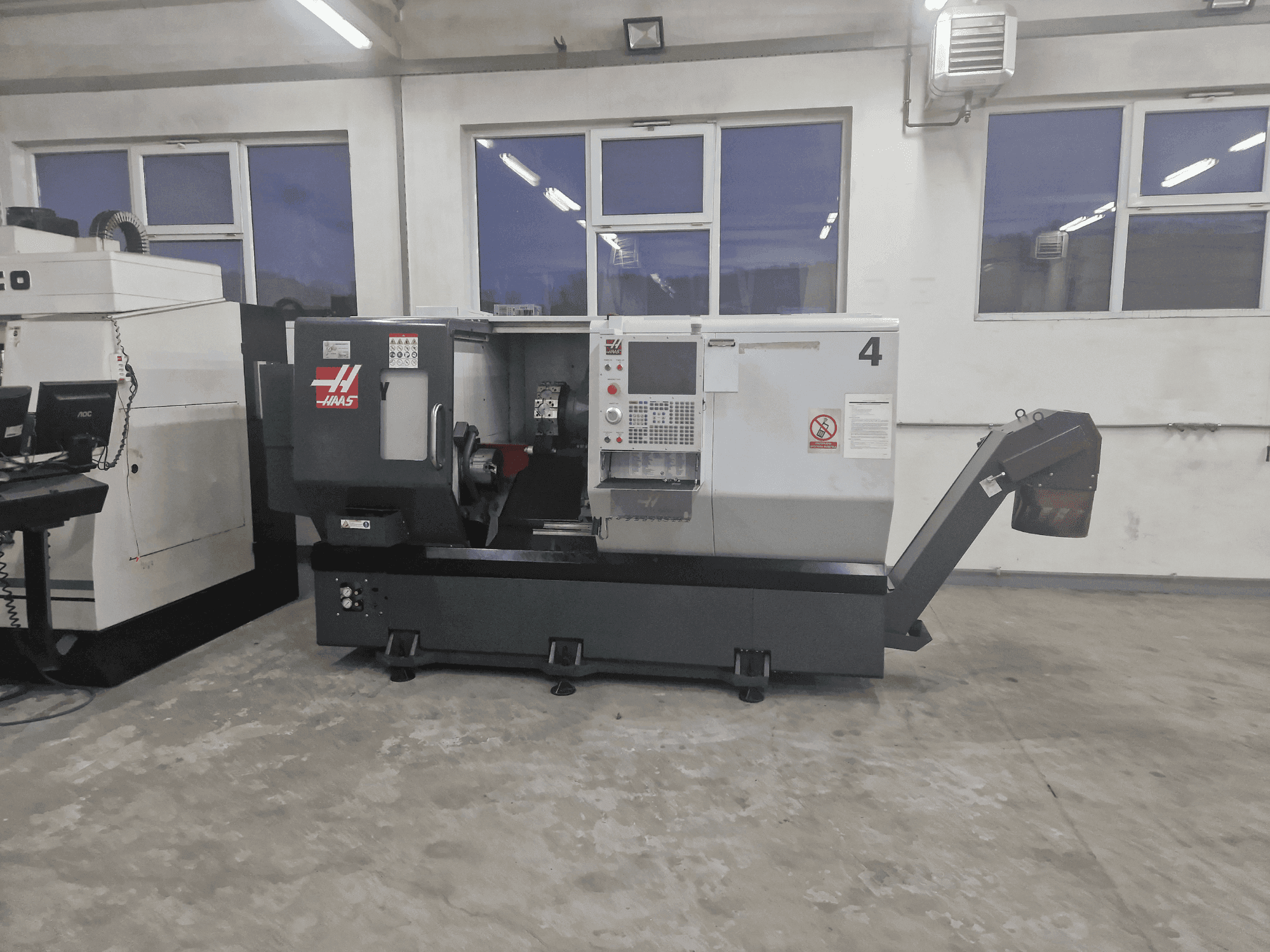 Makine HAAS ST-30Y - Önden görünüm