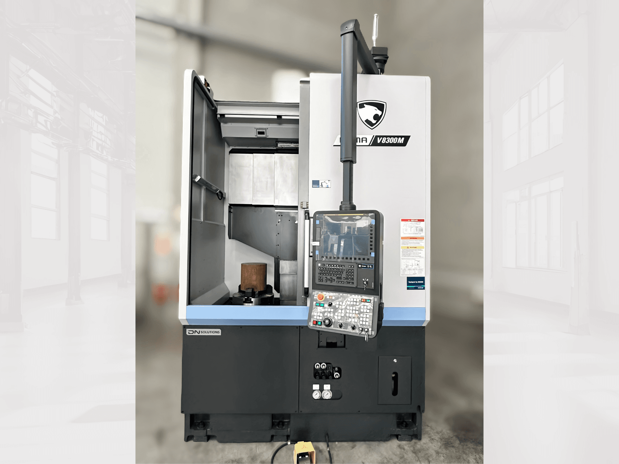 Puma V8300MR dikey torna makinesinin önden görünümü, kontrol paneli ve iç mekanı gösteren açık bir kapı.