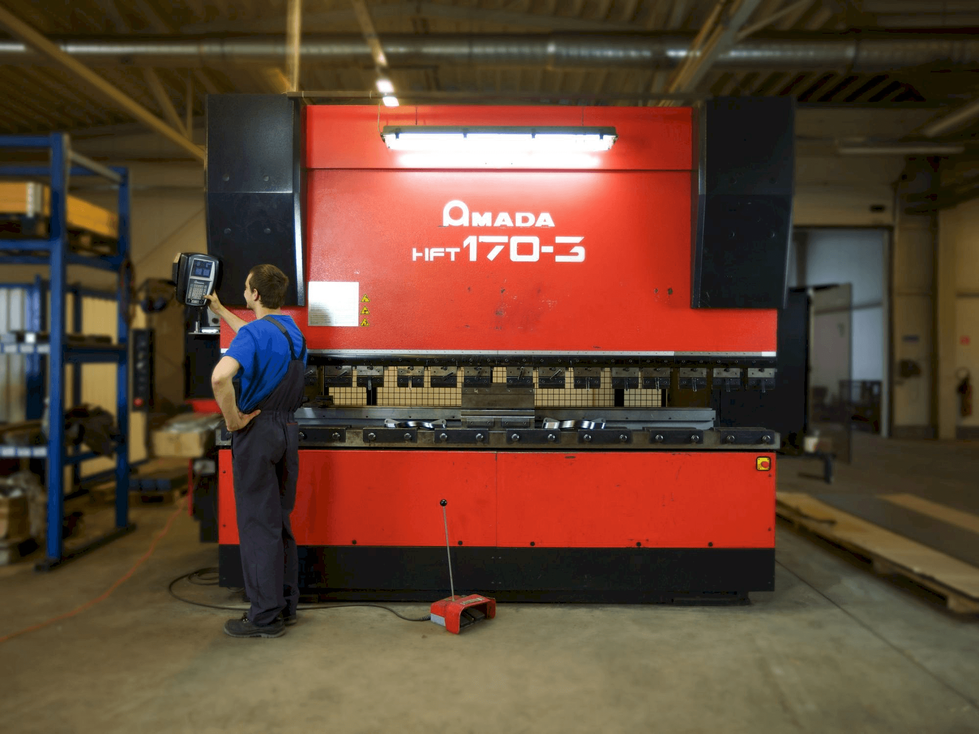 Makine AMADA HFT 170-3 - Önden görünüm