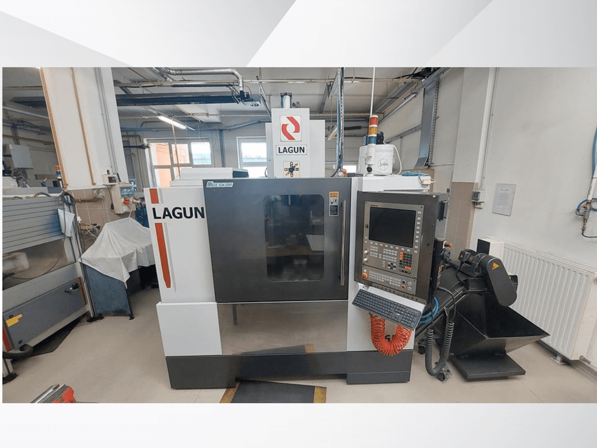LAGUN L650 dikey işleme merkezinin önden görünümü; kontrol paneli, geniş işleme alanı ve toz emme sistemi görülmektedir.