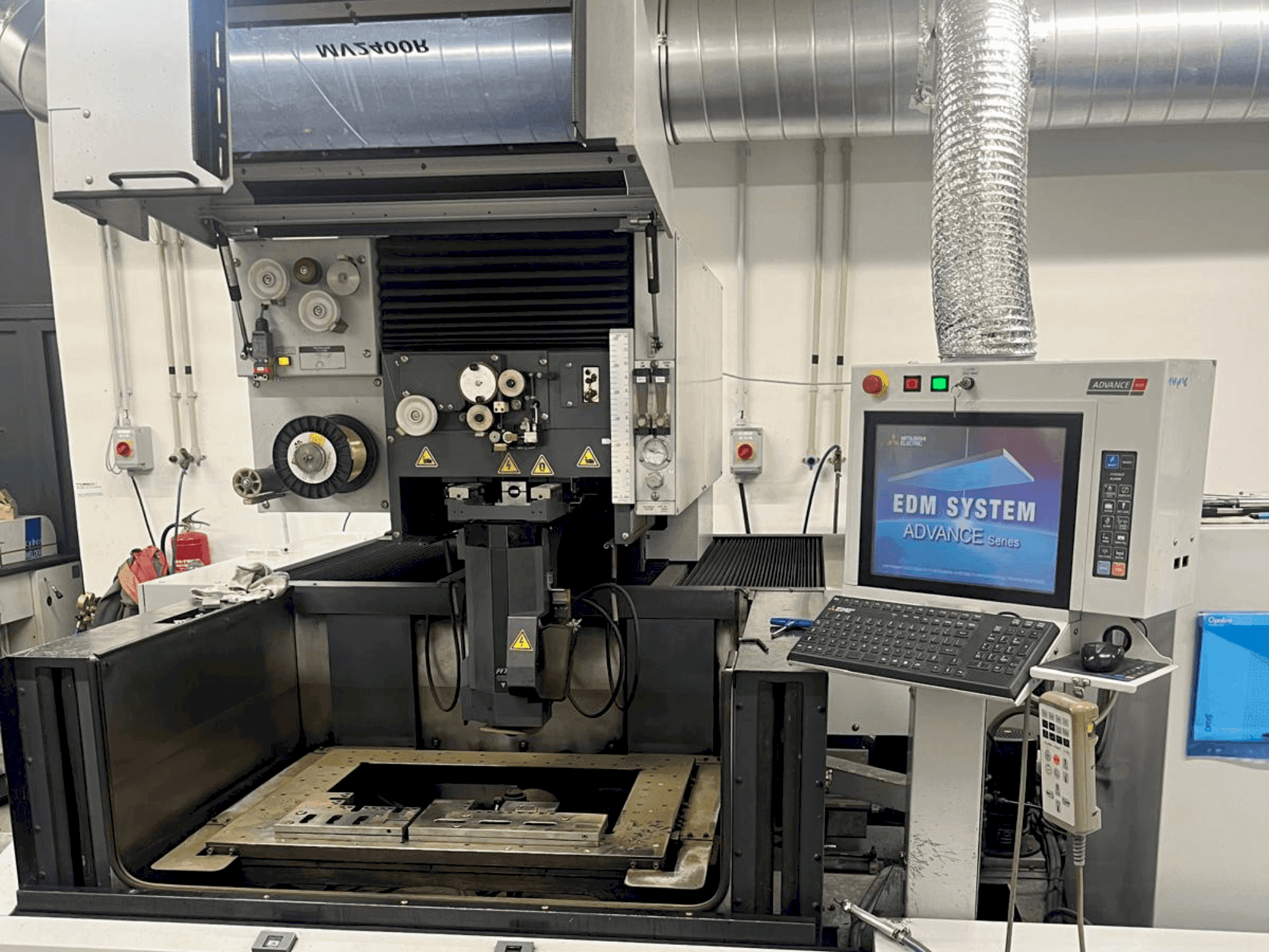 Makine Mitsubishi MV2400 R - Önden görünüm