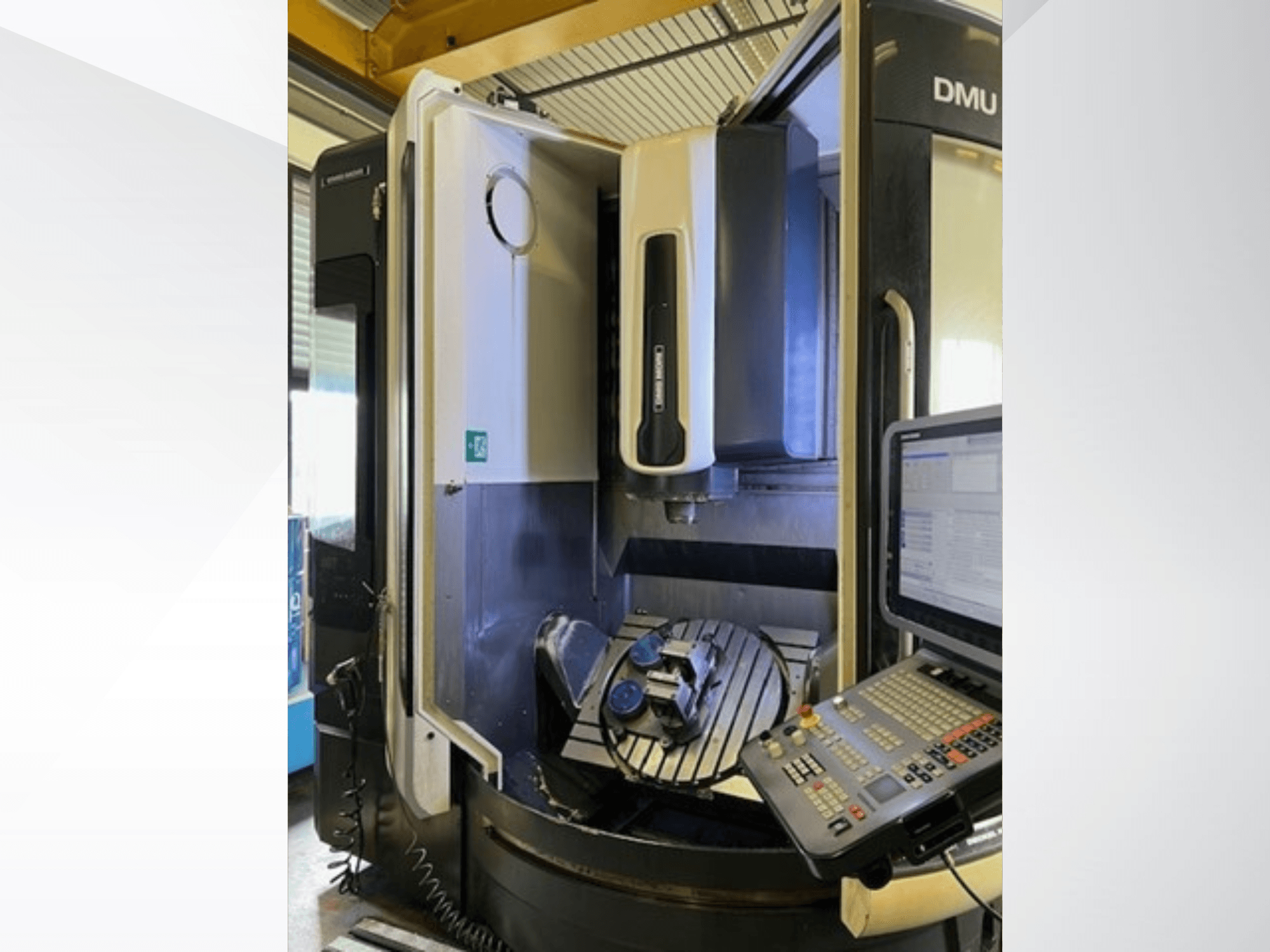 DMG MORI DMU 75 Monoblok üniversal işleme merkezi, önden görünüm, kontrol paneli ve tabla üzerindeki iş parçası.