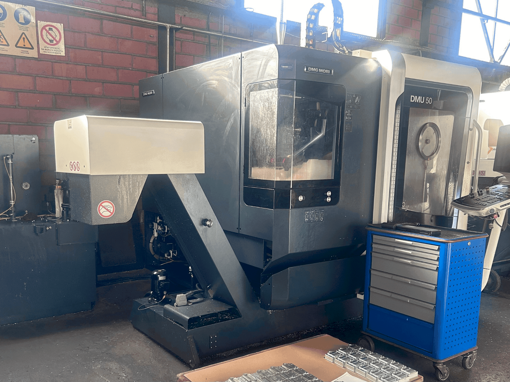 Makine DMG MORI DMU 50 - Önden görünüm