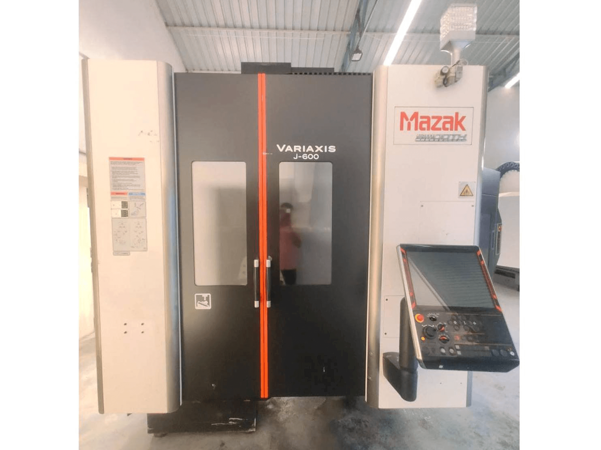 Makine Mazak Variaxis J-600 - Önden görünüm