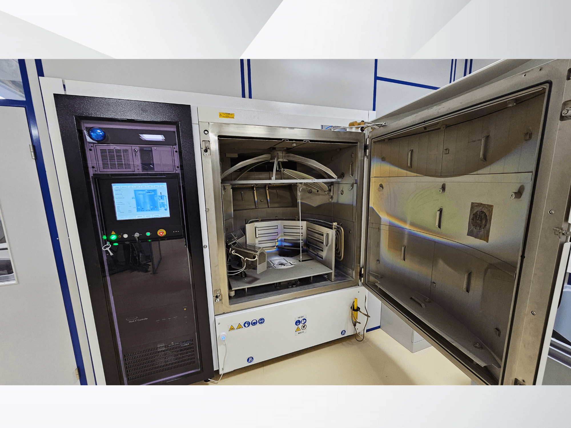 Markası bilinmeyen bir test odasının kontrol paneli, önden görünüm; dokunmatik ekranı, göstergeleri ve iç kısmı gösteren açık bir kapıyı gösterir.